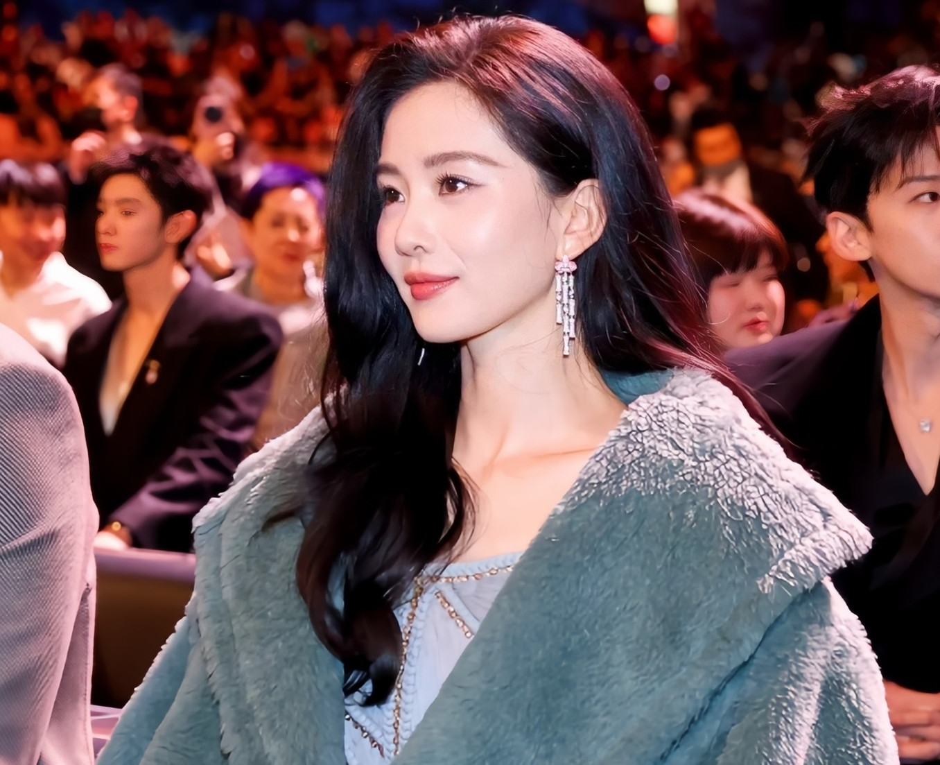 Có những ngôi sao được khen ngợi, nhưng cũng có những nghệ sĩ bị đánh giá là keo kiệt, thiếu tâm ý khi chuẩn bị quà Tết cho truyền thông. Lưu Thi Thi là đàn chị trong giới nổi danh nhiều năm, nhưng hộp quà của cô không có thương hiệu cao cấp nào. Thực tế, Lưu Thi Thi là người đại diện của không ít nhãn hàng lớn.