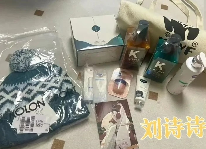 Có những ngôi sao được khen ngợi, nhưng cũng có những nghệ sĩ bị đánh giá là keo kiệt, thiếu tâm ý khi chuẩn bị quà Tết cho truyền thông. Lưu Thi Thi là đàn chị trong giới nổi danh nhiều năm, nhưng hộp quà của cô không có thương hiệu cao cấp nào. Thực tế, Lưu Thi Thi là người đại diện của không ít nhãn hàng lớn.