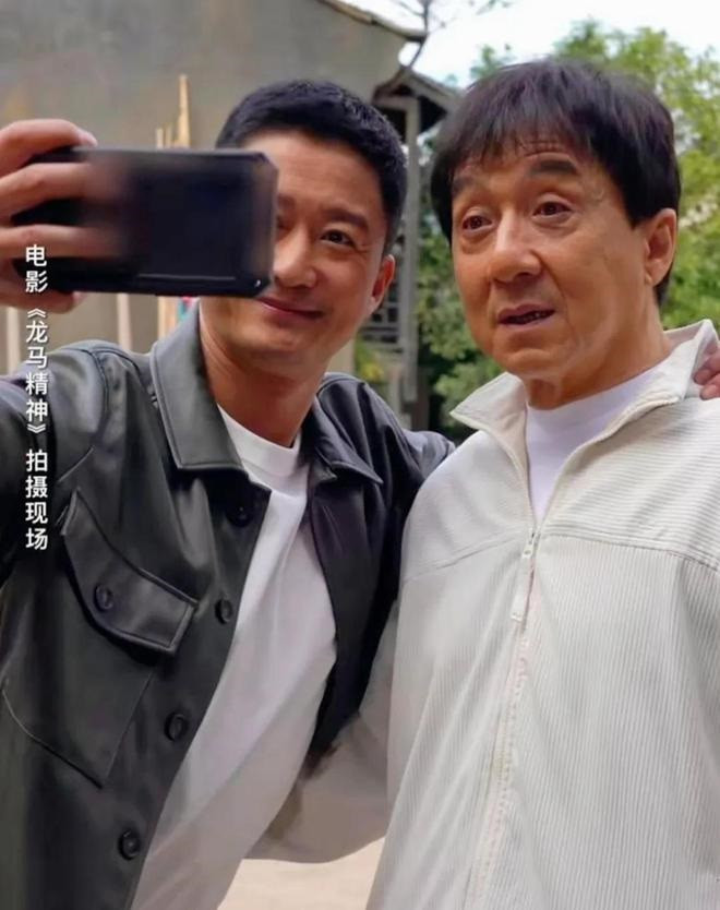 Thành Long gây bất ngờ với hình ảnh râu tóc bạc phơ. Trước đó một năm, nam diễn viên vẫn còn sung sức. Thành Long gây bất ngờ với hình ảnh râu tóc bạc phơ. Trước đó một năm, nam diễn viên vẫn còn sung sức.