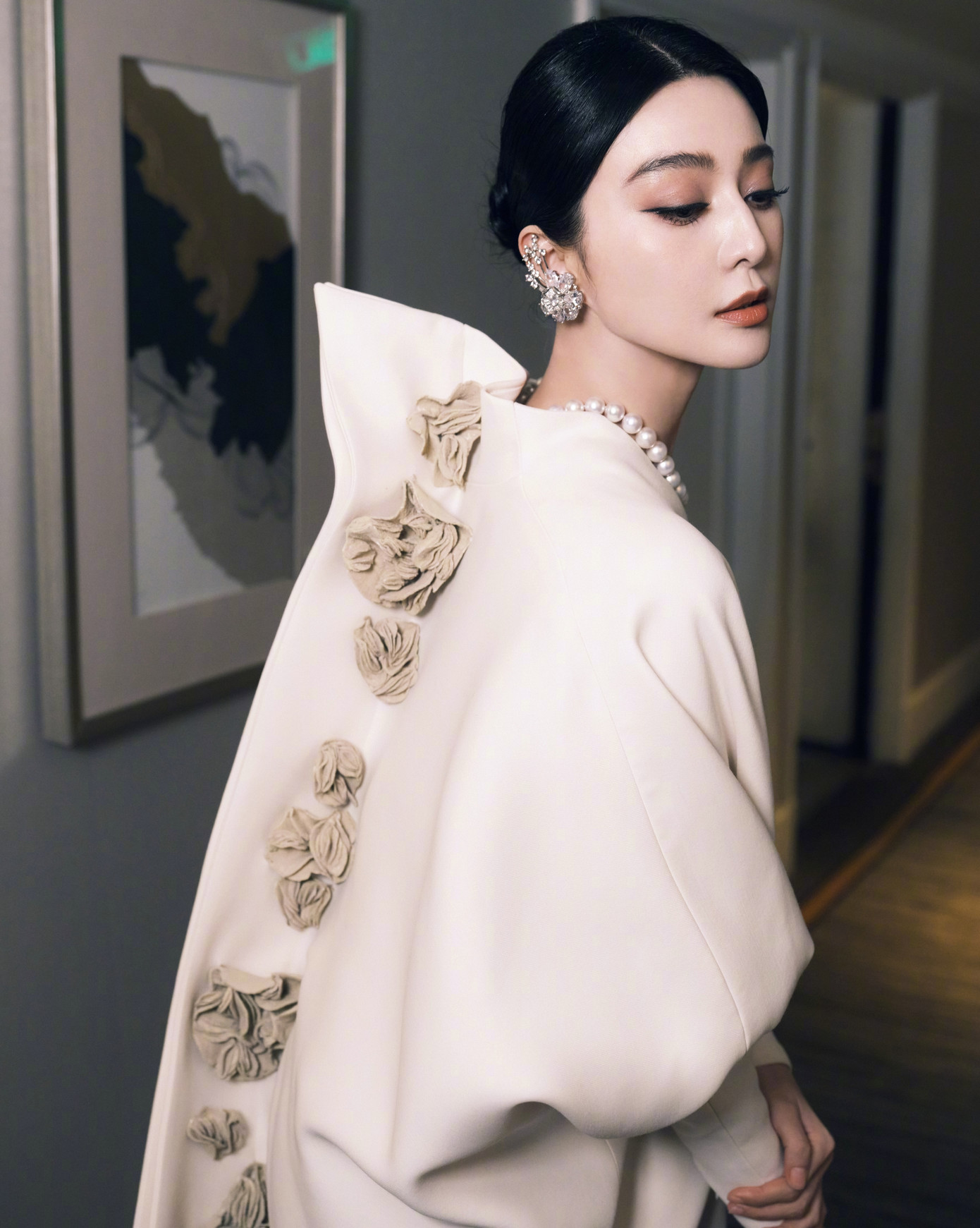 Theo Sohu, dù đã ngã ngựa tại Trung Quốc nội địa, sức ảnh hưởng của Phạm Băng Băng trên thị trường quốc tế vẫn rất lớn. Cô là ngôi sao Trung Quốc hiếm hoi nhận được các dự án tại Hollywood và không bị truyền thông quốc tế gọi nhầm tên. Tại sự kiện, Phạm Băng Băng xuất hiện với tư cách khách mời trao giải Đạo diễn xuất sắc. Theo Sohu, dù đã ngã ngựa tại Trung Quốc nội địa, sức ảnh hưởng của Phạm Băng Băng trên thị trường quốc tế vẫn rất lớn. Cô là ngôi sao Trung Quốc hiếm hoi nhận được các dự án tại Hollywood và không bị truyền thông quốc tế gọi nhầm tên. Tại sự kiện, Phạm Băng Băng xuất hiện với tư cách khách mời trao giải Đạo diễn xuất sắc.