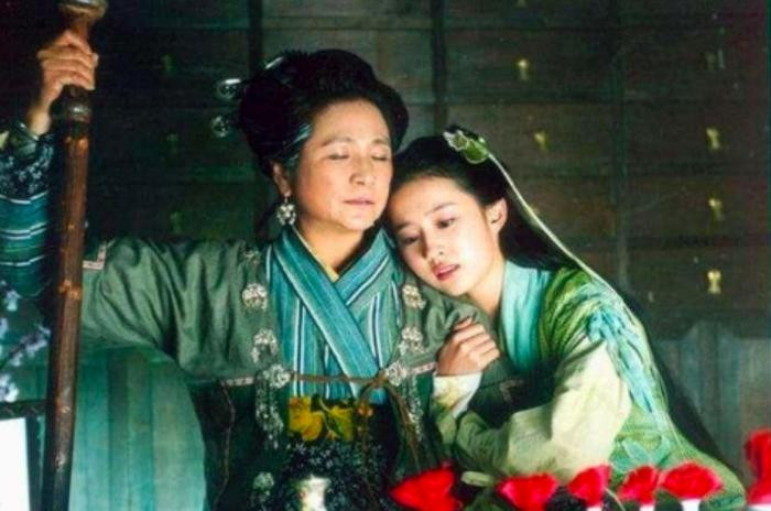 Trịnh Bội Bội hai lần hợp tác với Lưu Diệc Phi trong Tiên kiếm kỳ hiệp và Mulan. Trịnh Bội Bội hai lần hợp tác với Lưu Diệc Phi trong Tiên kiếm kỳ hiệp và Mulan.