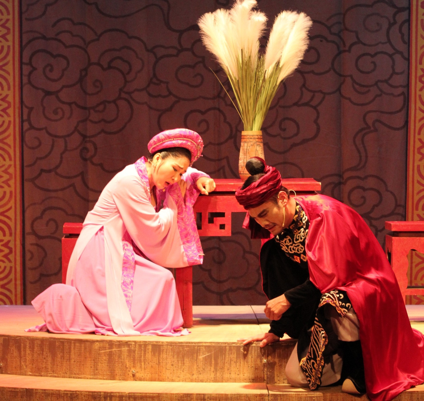 Bà còn có tình yêu son sắc với người chồng là Mỹ Quận công (do diễn viên Hoàng Thịnh thể hiện). Bà còn có tình yêu son sắc với người chồng là Mỹ Quận công (do diễn viên Hoàng Thịnh thể hiện).