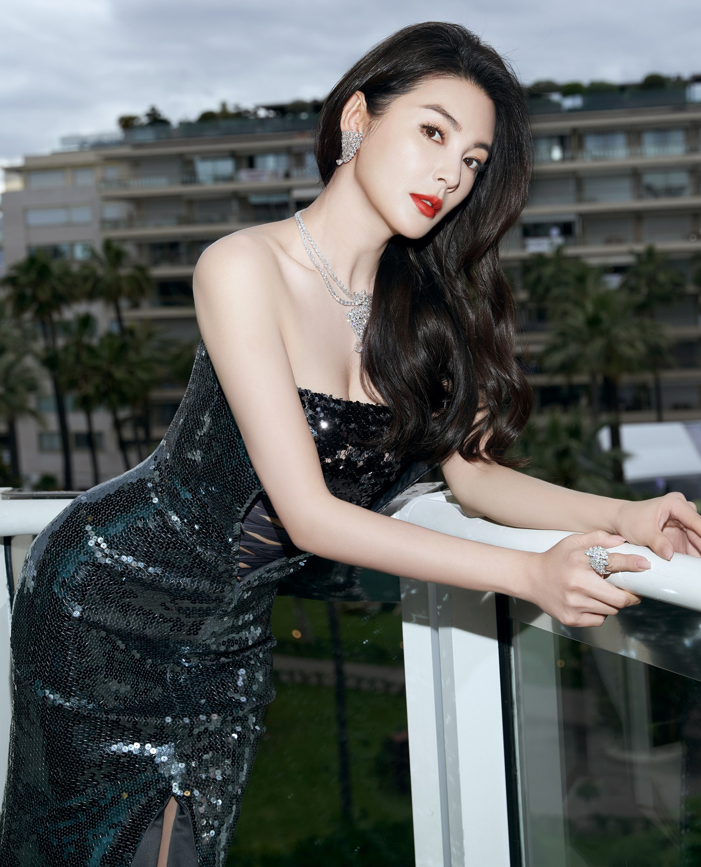 Trương Vũ Kỳ có tình trường phong phú. Sau khi kết thúc cuộc hôn nhân thứ hai, nữ diễn viên thay bạn trai như thay áo và hẹn hò với nhiều chàng trai trẻ tuổi. Hiện tại, người đẹp gợi cảm trong mối quan hệ tình ái với nghệ sĩ violin sinh năm 1995 Lý Bình Hý.