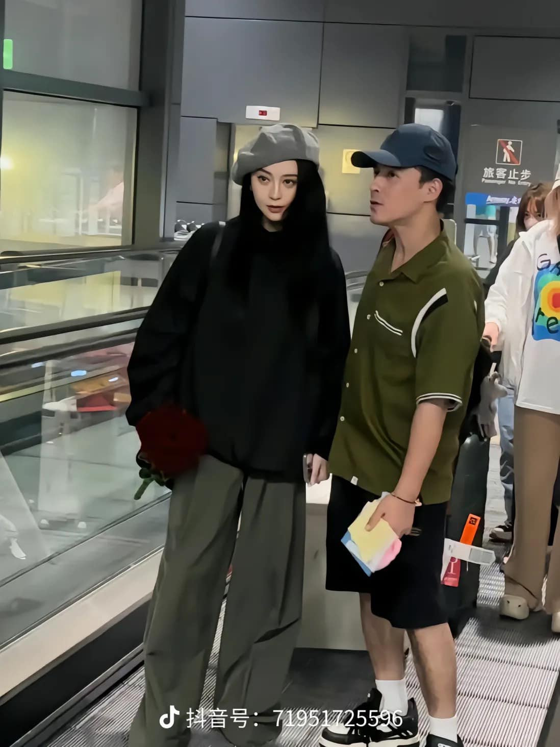 Theo Sina, camera thường, hoặc máy chụp ảnh của người qua đường thường là &quot;hung thần&quot; bóc trần nhan sắc thật của các nghệ sĩ. Tuy nhiên, với những ngôi sao có vóc dáng đẹp, khuôn mặt ăn hình, bất chấp chất lượng ảnh thấp họ vẫn tỏa sáng với khí chất khác biệt. Được mệnh danh là &quot;nữ hoàng thảm đỏ&quot;, Phạm Băng Băng không ngại bất kỳ điều kiện chụp ảnh nào. Người đẹp cũng kiểm soát được nhiều phong cách thời trang khác nhau, luôn cuốn hút mỗi lần xuất hiện.