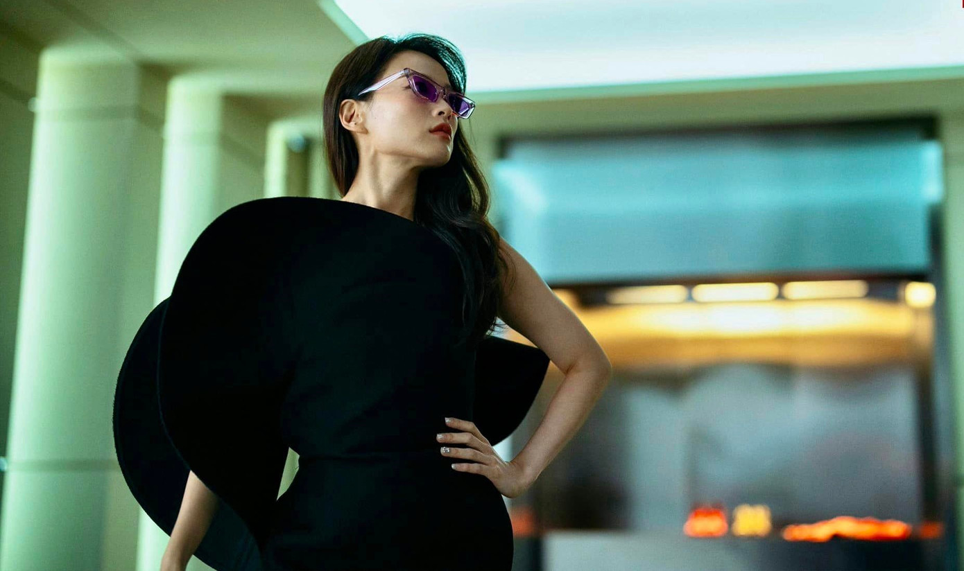 Song Se Ra vốn là nghệ sĩ trình diễn nhưng danh tiếng đang chạm đáy. Cô tham gia vào trò chơi không chỉ vì muốn kiếm tiền mà còn muốn trốn tránh đời sống thực. Nữ chính may mắn chọn số 8 là tầng cao nhất và phát hiện ra số tiền mà cô nhận được sau mỗi giờ sẽ bằng số tiền của tất cả người chơi khác cộng lại. Tầng 8 còn là nơi đầu tiên được gửi thức ăn và nước uống, do đó, Tầng 8 nắm giữ lương thực của mọi người, có quyền lực rất lớn trong trò chơi.