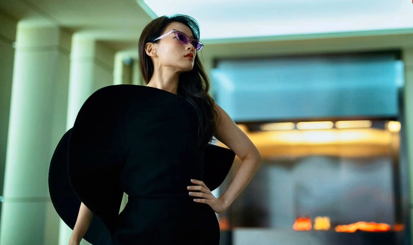 Song Se Ra vốn là nghệ sĩ trình diễn nhưng danh tiếng đang chạm đáy. Cô tham gia vào trò chơi không chỉ vì muốn kiếm tiền mà còn muốn trốn tránh đời sống thực. Nữ chính may mắn chọn số 8 là tầng cao nhất và phát hiện ra số tiền mà cô nhận được sau mỗi giờ sẽ bằng số tiền của tất cả người chơi khác cộng lại. Tầng 8 còn là nơi đầu tiên được gửi thức ăn và nước uống, do đó, Tầng 8 nắm giữ lương thực của mọi người, có quyền lực rất lớn trong trò chơi. Song Se Ra vốn là nghệ sĩ trình diễn nhưng danh tiếng đang chạm đáy. Cô tham gia vào trò chơi không chỉ vì muốn kiếm tiền mà còn muốn trốn tránh đời sống thực. Nữ chính may mắn chọn số 8 là tầng cao nhất và phát hiện ra số tiền mà cô nhận được sau mỗi giờ sẽ bằng số tiền của tất cả người chơi khác cộng lại. Tầng 8 còn là nơi đầu tiên được gửi thức ăn và nước uống, do đó, Tầng 8 nắm giữ lương thực của mọi người, có quyền lực rất lớn trong trò chơi.