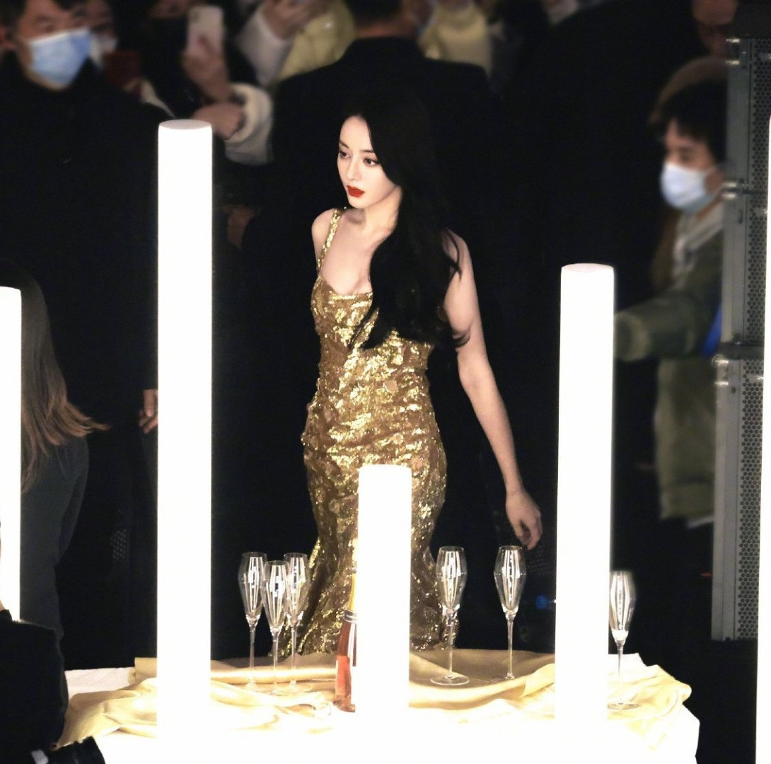 Để chuẩn bị cho lần xuất hiện này, Địch Lệ Nhiệt Ba còn hợp tác với chuyên viên trang điểm mới là Kim Hạc Long. Kim Hạc Long được đánh giá là người tìm được cách làm nổi bật nhan sắc của nàng tiểu hoa đán sinh năm 1992.