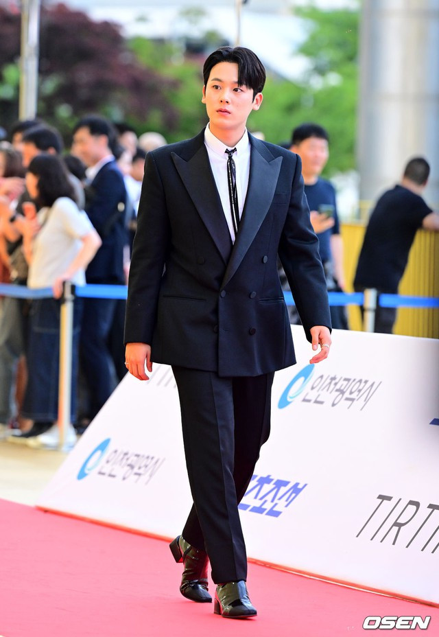 Một lần nữa siêu phẩm Moving được vinh danh với chiến thắng của Lee Jung Ha trong hạng mục Nam diễn viên mới xuất sắc.