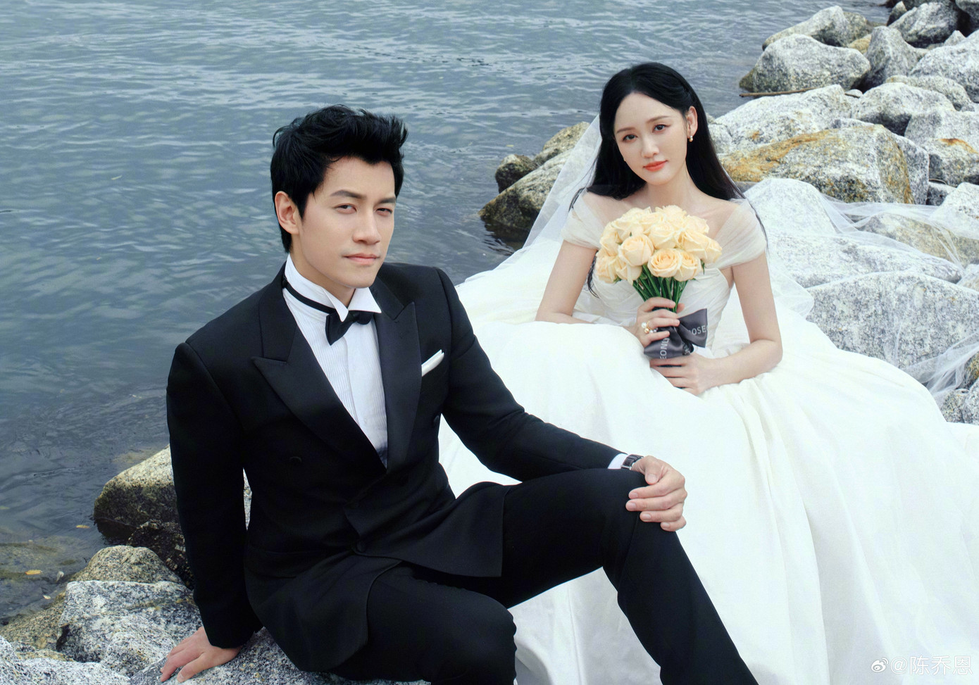 Hôn lễ Trần Kiều Ân được trang trí bằng hoa lan trắng, hoa hướng dương và các loại hoa ngoại nhập, khung cảnh giống như trong truyện cổ tích. Trần Kiều Ân không tổ chức hôn lễ lớn, nhưng mọi chi tiết đều lộng lẫy, tinh tế.