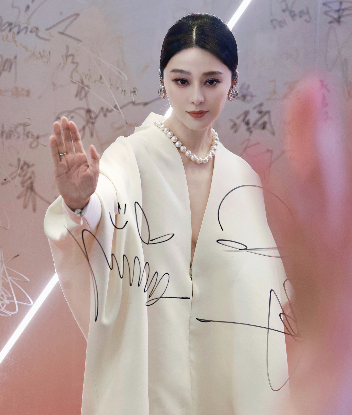 Tối 10/3, sự kiện giải thưởng phim châu Á 2024 được tổ chức tại Hong Kong, Trung Quốc với sự tham gia của nhiều ngôi sao lớn như Lee Young Ae, Lương Triều Vỹ, Lưu Gia Linh, Triệu Lệ Dĩnh, đạo diễn Trương Nghệ Mưu, nữ hoàng thảm đỏ một thời của Trung Quốc Phạm Băng Băng, đạo diễn Kore-eda Hirokazu, vợ chồng nữ diễn viên Tưởng Cần Cần và Trần Kiến Bân, tài tử Kōji Hashimoto. Triệu Lệ Dĩnh xuất hiện trong trang phục Haute Couture của thương hiệu Elie Saab. Sắc vóc trẻ trung, khí chất sang trọng của Triệu Lệ Dĩnh giúp cô trở thành từ khóa hot nhất mạng xã hội Weibo. Tối 10/3, sự kiện giải thưởng phim châu Á 2024 được tổ chức tại Hong Kong, Trung Quốc với sự tham gia của nhiều ngôi sao lớn như Lee Young Ae, Lương Triều Vỹ, Lưu Gia Linh, Triệu Lệ Dĩnh, đạo diễn Trương Nghệ Mưu, nữ hoàng thảm đỏ một thời của Trung Quốc Phạm Băng Băng, đạo diễn Kore-eda Hirokazu, vợ chồng nữ diễn viên Tưởng Cần Cần và Trần Kiến Bân, tài tử Kōji Hashimoto. Triệu Lệ Dĩnh xuất hiện trong trang phục Haute Couture của thương hiệu Elie Saab. Sắc vóc trẻ trung, khí chất sang trọng của Triệu Lệ Dĩnh giúp cô trở thành từ khóa hot nhất mạng xã hội Weibo.