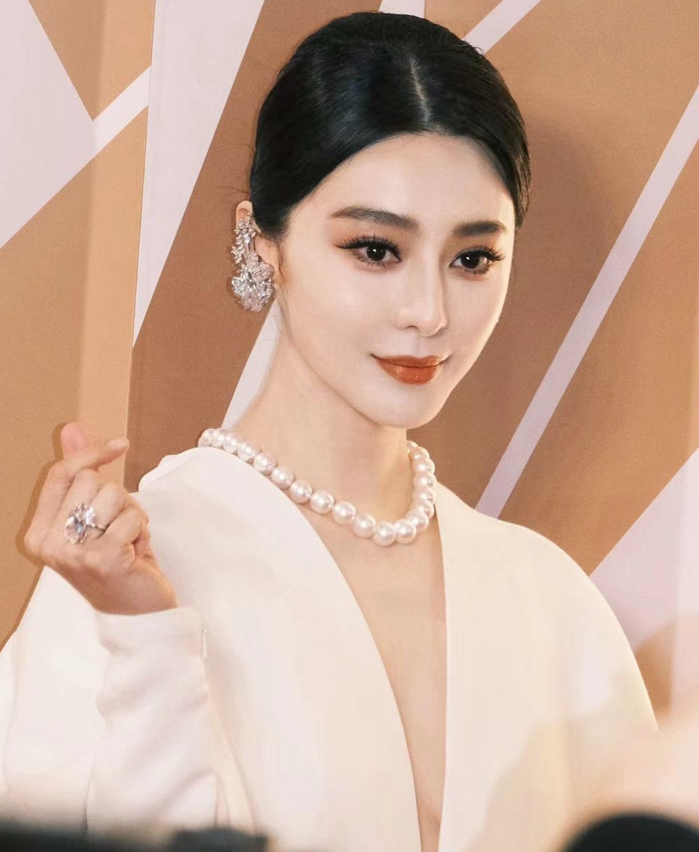 Theo Sohu, dù đã ngã ngựa tại Trung Quốc nội địa, sức ảnh hưởng của Phạm Băng Băng trên thị trường quốc tế vẫn rất lớn. Cô là ngôi sao Trung Quốc hiếm hoi nhận được các dự án tại Hollywood và không bị truyền thông quốc tế gọi nhầm tên. Tại sự kiện, Phạm Băng Băng xuất hiện với tư cách khách mời trao giải Đạo diễn xuất sắc. Theo Sohu, dù đã ngã ngựa tại Trung Quốc nội địa, sức ảnh hưởng của Phạm Băng Băng trên thị trường quốc tế vẫn rất lớn. Cô là ngôi sao Trung Quốc hiếm hoi nhận được các dự án tại Hollywood và không bị truyền thông quốc tế gọi nhầm tên. Tại sự kiện, Phạm Băng Băng xuất hiện với tư cách khách mời trao giải Đạo diễn xuất sắc.