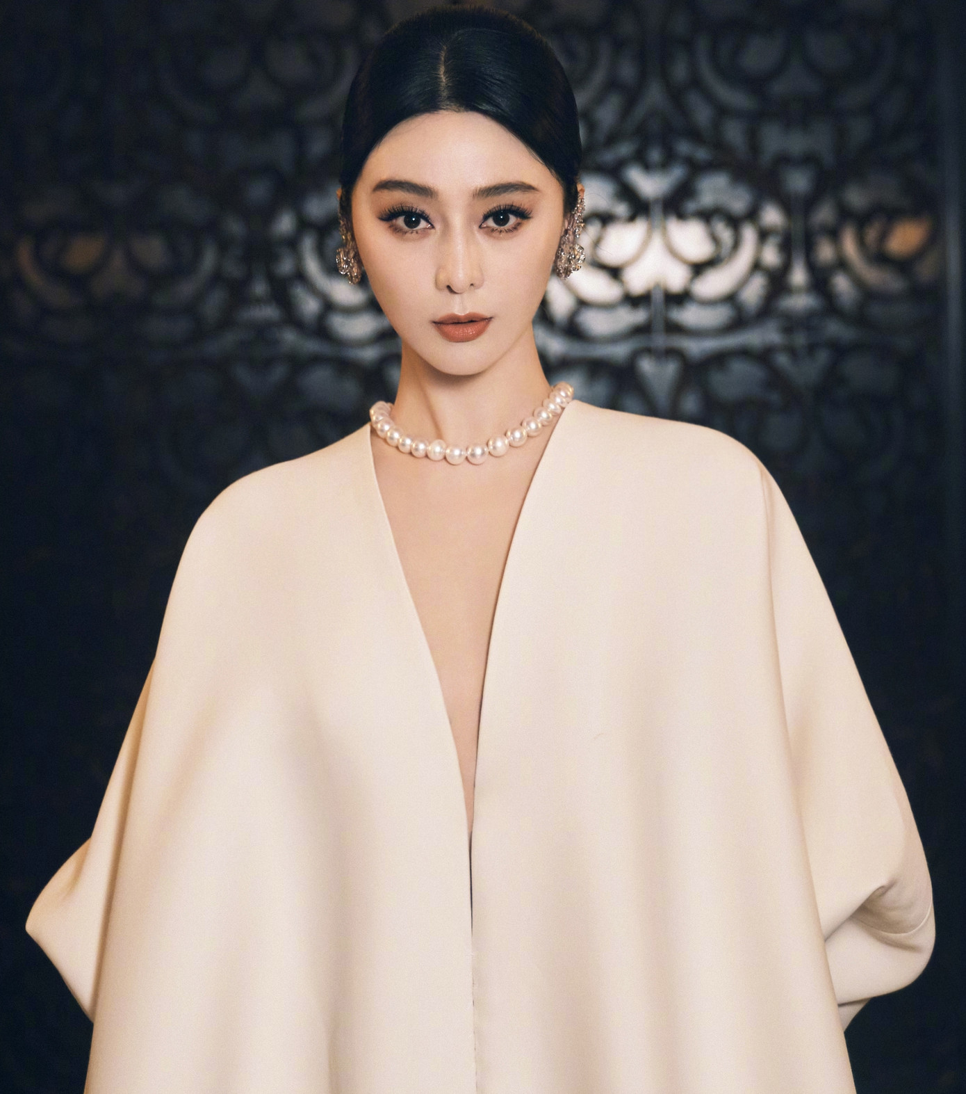 Nữ hoàng thảm đỏ Trung Quốc Phạm Băng Băng chứng minh đẳng cấp thời trang của mình bằng một bộ áo choàng rộng nhưng không kém phần thời thượng. Nhan sắc và sự tự tin giúp Phạm Băng Băng trở thành tâm điểm chú ý của truyền thông khi bước lên thảm đỏ. Phạm Băng Băng hiện tại tích cực hoạt động tại nước ngoài sau khi bị cấm sóng ở Trung Quốc. Nữ diễn viên vừa tham gia dự án Ice Road 2: Road to the Sky cùng ngôi sao Hollywood Liam Neeson. Nữ hoàng thảm đỏ Trung Quốc Phạm Băng Băng chứng minh đẳng cấp thời trang của mình bằng một bộ áo choàng rộng nhưng không kém phần thời thượng. Nhan sắc và sự tự tin giúp Phạm Băng Băng trở thành tâm điểm chú ý của truyền thông khi bước lên thảm đỏ. Phạm Băng Băng hiện tại tích cực hoạt động tại nước ngoài sau khi bị cấm sóng ở Trung Quốc. Nữ diễn viên vừa tham gia dự án Ice Road 2: Road to the Sky cùng ngôi sao Hollywood Liam Neeson.