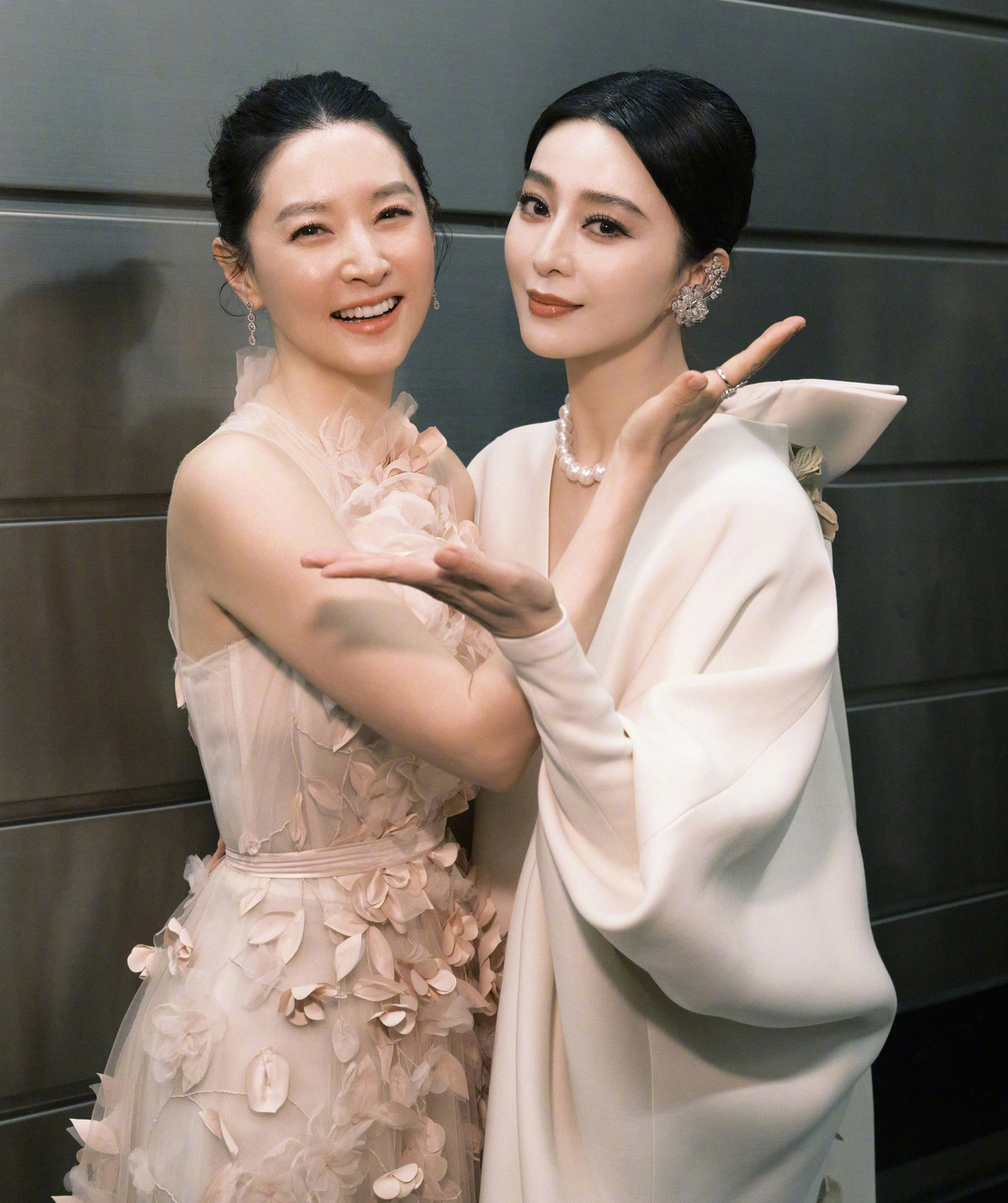 Ngoài sự xuất hiện của Triệu Lệ Dĩnh, sự kiện còn có sự góp mặt của nữ diễn viên gạo cội Hàn Quốc Lee Young Ae. Thời gian dường như đã bỏ quên "người đẹp oxy". Khí chất thanh lịch sang trọng, làn da căng mịn của Quốc bảo nhan sắc xứ Hàn thậm chí gây ấn tượng hơn hai ngôi sao Trung Quốc là Phạm Băng Băng và Triệu Lệ Dĩnh. Trong ảnh, Lee Young Ae 53 tuổi đọ sắc cùng Phạm Băng Băng 43 tuổi nhưng cả hai giống như cùng lứa. Ngoài sự xuất hiện của Triệu Lệ Dĩnh, sự kiện còn có sự góp mặt của nữ diễn viên gạo cội Hàn Quốc Lee Young Ae. Thời gian dường như đã bỏ quên "người đẹp oxy". Khí chất thanh lịch sang trọng, làn da căng mịn của Quốc bảo nhan sắc xứ Hàn thậm chí gây ấn tượng hơn hai ngôi sao Trung Quốc là Phạm Băng Băng và Triệu Lệ Dĩnh. Trong ảnh, Lee Young Ae 53 tuổi đọ sắc cùng Phạm Băng Băng 43 tuổi nhưng cả hai giống như cùng lứa.