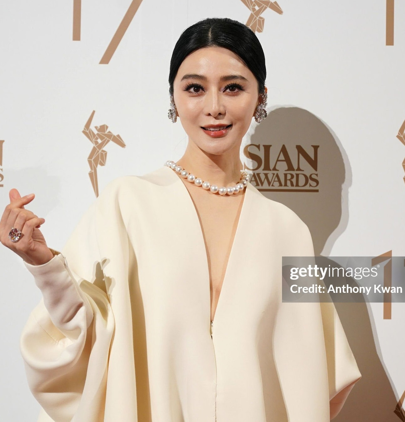 Nữ hoàng thảm đỏ Trung Quốc Phạm Băng Băng chứng minh đẳng cấp thời trang của mình bằng một bộ áo choàng rộng nhưng không kém phần thời thượng. Nhan sắc và sự tự tin giúp Phạm Băng Băng trở thành tâm điểm chú ý của truyền thông khi bước lên thảm đỏ. Phạm Băng Băng hiện tại tích cực hoạt động tại nước ngoài sau khi bị cấm sóng ở Trung Quốc. Nữ diễn viên vừa tham gia dự án Ice Road 2: Road to the Sky cùng ngôi sao Hollywood Liam Neeson. Nữ hoàng thảm đỏ Trung Quốc Phạm Băng Băng chứng minh đẳng cấp thời trang của mình bằng một bộ áo choàng rộng nhưng không kém phần thời thượng. Nhan sắc và sự tự tin giúp Phạm Băng Băng trở thành tâm điểm chú ý của truyền thông khi bước lên thảm đỏ. Phạm Băng Băng hiện tại tích cực hoạt động tại nước ngoài sau khi bị cấm sóng ở Trung Quốc. Nữ diễn viên vừa tham gia dự án Ice Road 2: Road to the Sky cùng ngôi sao Hollywood Liam Neeson.