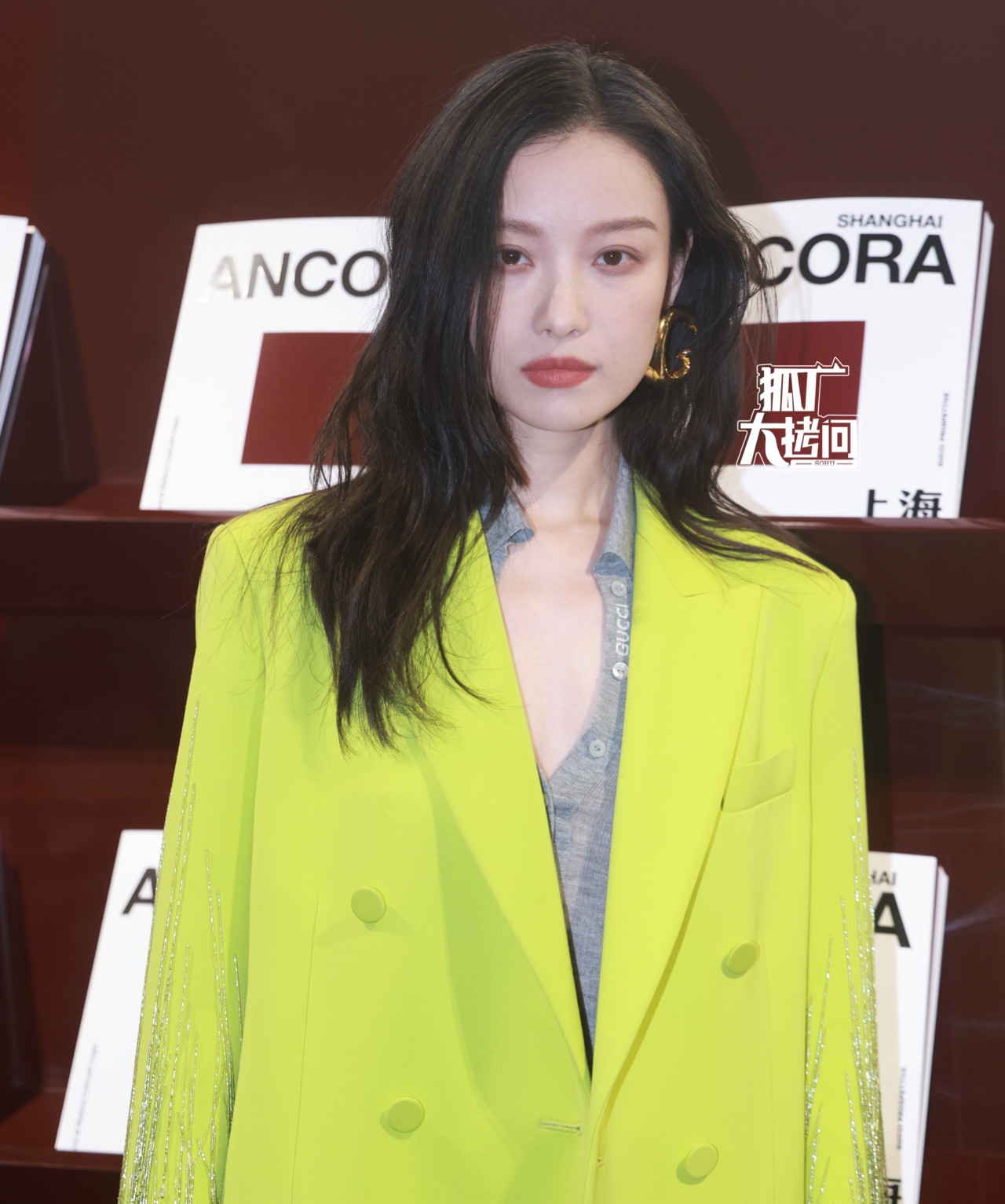 Nghê Ni được các thương hiệu yêu thích nhờ vóc dáng và gương mặt rất hợp với thời trang cao cấp. Nhờ đó, cô nắm trong tay hợp đồng quảng cáo của nhiều thương hiệu với danh phận cao nhất là người đại diện toàn cầu của nhãn hàng. Hiện tại, Nghê Ni tạm ngừng đóng phim để tham gia sân khấu kịch nói với vở Như mộng chi mộng. Nghê Ni được các thương hiệu yêu thích nhờ vóc dáng và gương mặt rất hợp với thời trang cao cấp. Nhờ đó, cô nắm trong tay hợp đồng quảng cáo của nhiều thương hiệu với danh phận cao nhất là người đại diện toàn cầu của nhãn hàng. Hiện tại, Nghê Ni tạm ngừng đóng phim để tham gia sân khấu kịch nói với vở Như mộng chi mộng.