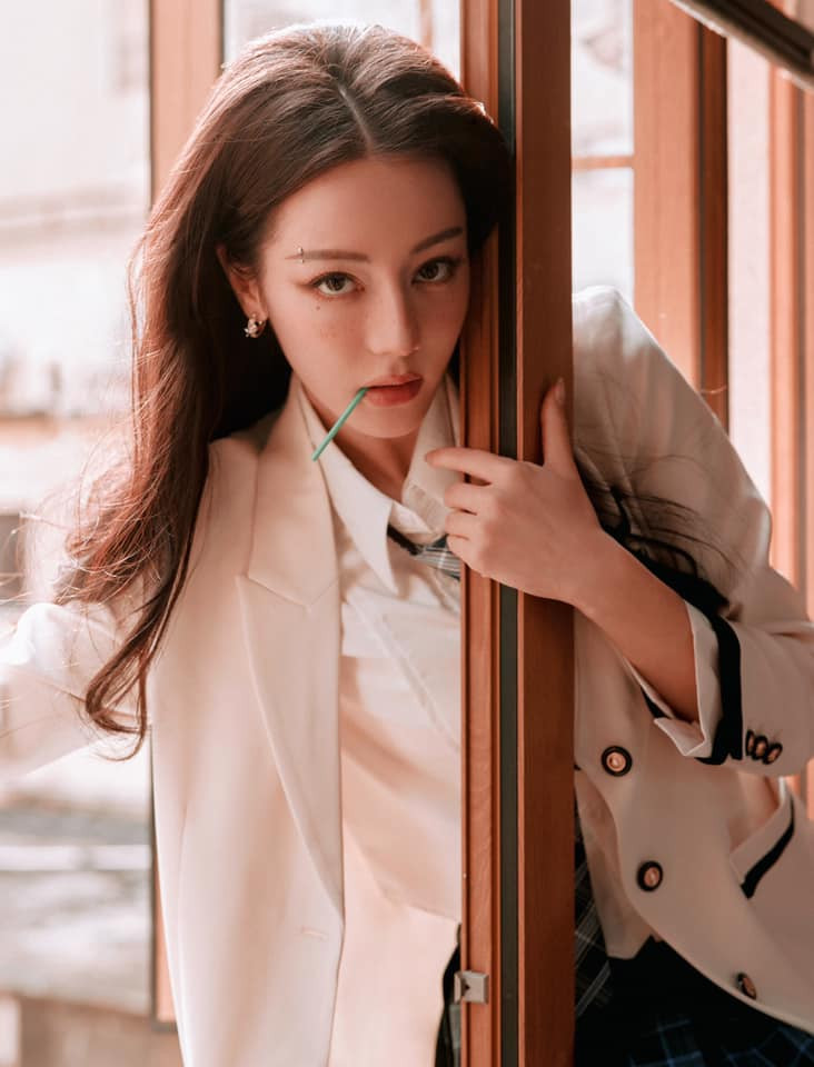 Địch Lệ Nhiệt Ba thu hút khán giả nhờ khả năng tham gia chương trình giải trí. Tuy nhiên, diễn xuất của cô là điều đáng lo ngại. Địch Lệ Nhiệt Ba thu hút khán giả nhờ khả năng tham gia chương trình giải trí. Tuy nhiên, diễn xuất của cô là điều đáng lo ngại.