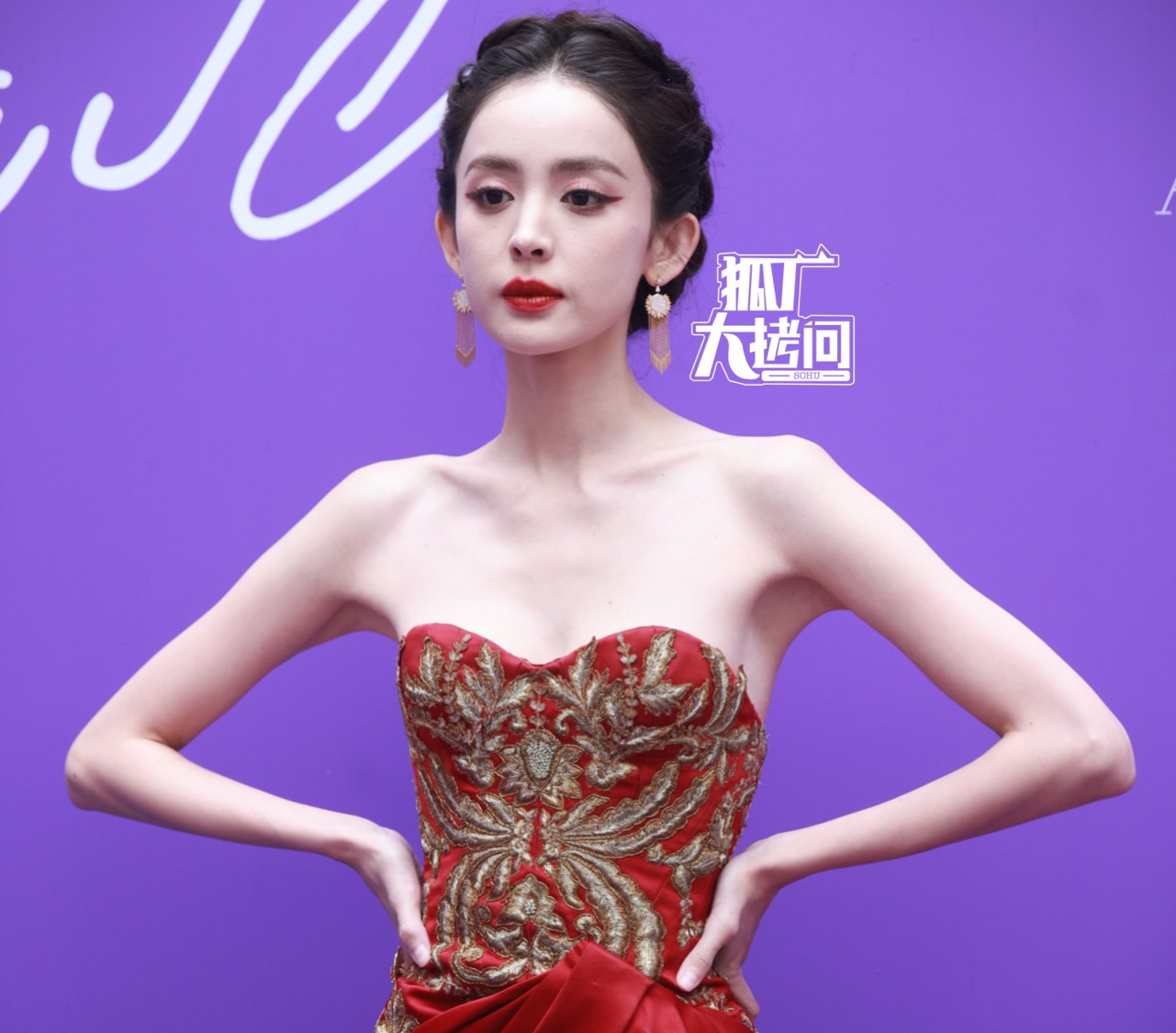 Tuy nhiên, điều khiến khán giả chú ý đến lại là thân hình gầy gò quá mức của các minh tinh, đặc biệt là Cổ Lực Na Trát. Xuất hiện trên thảm đỏ với chiếc váy đỏ cúp ngực tôn da, song khán giả chỉ để tâm tới đôi tay gầy yếu thiếu sức sống của mỹ nhân Tân Cương. Thậm chí, Cổ Lực Na Trát gầy tới mức phần đầu của cô trở nên to hơn, tỷ lệ giữa đầu và vai không cân đối. Cổ Lực Na Trát cao tới 1,72 m nhưng nặng chưa tới 50 kg.