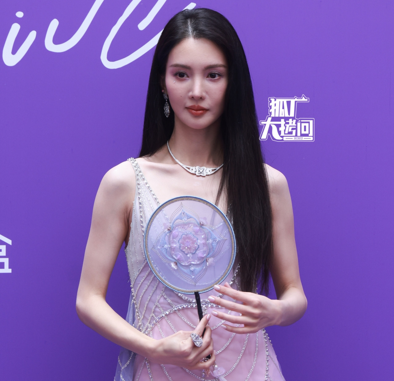 Kim Thần luôn bị phàn nàn bởi thân hình mỏng manh, gầy đến mức chỉ còn da bọc xương. Trong nhiều bộ trang phục, vòng một và vòng ba của cô dường như biến mất.