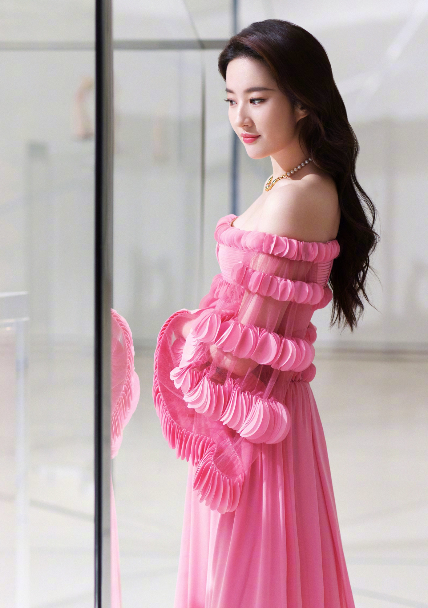 Dù không phải nghệ sĩ bon chen, có nhiều hoạt động trong giới giải trí Hoa ngữ, Lưu Diệc Phi vẫn là cái tên được các thương hiệu săn đón, là ngôi sao có giá trị thương mại cao hàng đầu trong giới giải trí Hoa ngữ. Trong đó, cô có tới 6 hợp đồng quảng cáo với vai trò đại diện toàn cầu cho những thương hiệu cao cấp. Lưu Diệc Phi cũng được Cục Văn hóa & Du lịch Abu Dhabi mời làm đại sứ trải nghiệm du lịch (Abu Dhabi - thủ đô của Các tiểu vương quốc Ả rập Thống nhất), cho thấy sức ảnh hưởng vượt ra khỏi Trung Quốc của nữ diễn viên. Dù không phải nghệ sĩ bon chen, có nhiều hoạt động trong giới giải trí Hoa ngữ, Lưu Diệc Phi vẫn là cái tên được các thương hiệu săn đón, là ngôi sao có giá trị thương mại cao hàng đầu trong giới giải trí Hoa ngữ. Trong đó, cô có tới 6 hợp đồng quảng cáo với vai trò đại diện toàn cầu cho những thương hiệu cao cấp. Lưu Diệc Phi cũng được Cục Văn hóa & Du lịch Abu Dhabi mời làm đại sứ trải nghiệm du lịch (Abu Dhabi - thủ đô của Các tiểu vương quốc Ả rập Thống nhất), cho thấy sức ảnh hưởng vượt ra khỏi Trung Quốc của nữ diễn viên.