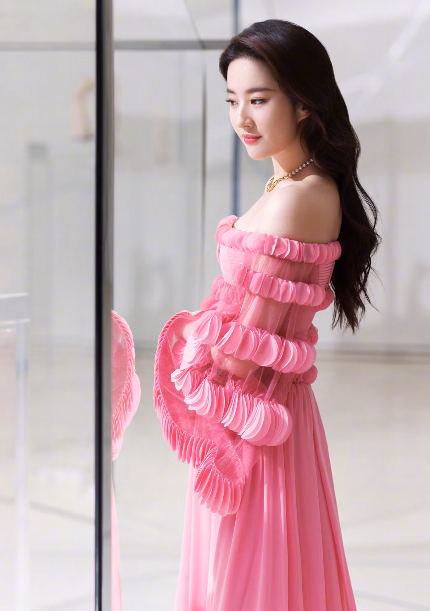 Dù không phải nghệ sĩ bon chen, có nhiều hoạt động trong giới giải trí Hoa ngữ, Lưu Diệc Phi vẫn là cái tên được các thương hiệu săn đón, là ngôi sao có giá trị thương mại cao hàng đầu trong giới giải trí Hoa ngữ. Trong đó, cô có tới 6 hợp đồng quảng cáo với vai trò đại diện toàn cầu cho những thương hiệu cao cấp. Lưu Diệc Phi cũng được Cục Văn hóa &amp; Du lịch Abu Dhabi mời làm đại sứ trải nghiệm du lịch (Abu Dhabi - thủ đô của Các tiểu vương quốc Ả rập Thống nhất), cho thấy sức ảnh hưởng vượt ra khỏi Trung Quốc của nữ diễn viên.