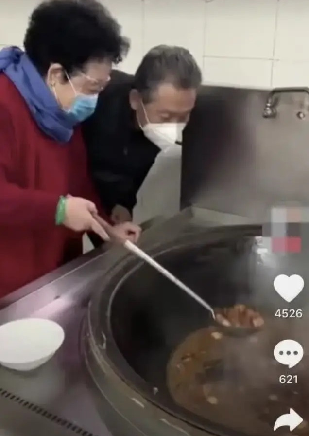 Tỷ phú Trần Lệ Hoa cùng chồng nấu ăn cho các công nhân.