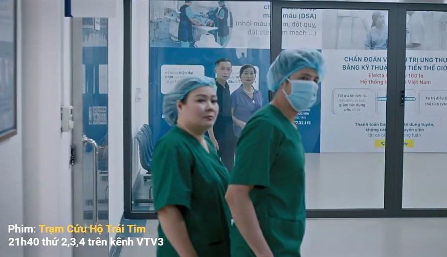 Các bác sĩ, y tá trực cùng và người nhà bệnh nhân bàng hoàng, hoang mang vì bác sĩ mổ chính không tham gia ca mổ.