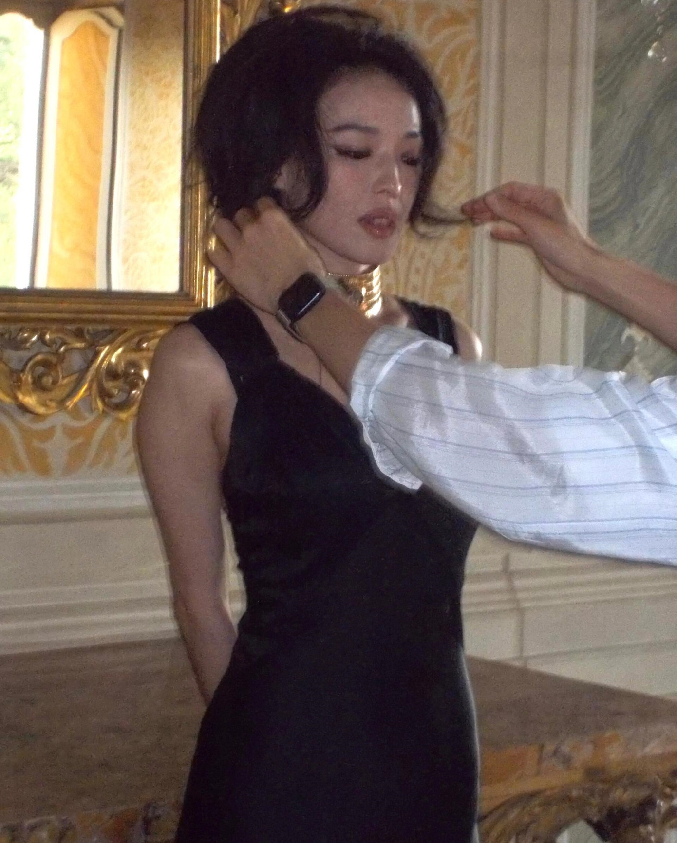 Các nhiếp ảnh gia làm việc cùng Thư Kỳ cũng đăng tải hình ảnh chưa qua chỉnh sửa cho thấy vẻ đẹp tự nhiên bất chấp chất lượng hình ảnh của nữ diễn viên. Các nhiếp ảnh gia làm việc cùng Thư Kỳ cũng đăng tải hình ảnh chưa qua chỉnh sửa cho thấy vẻ đẹp tự nhiên bất chấp chất lượng hình ảnh của nữ diễn viên.