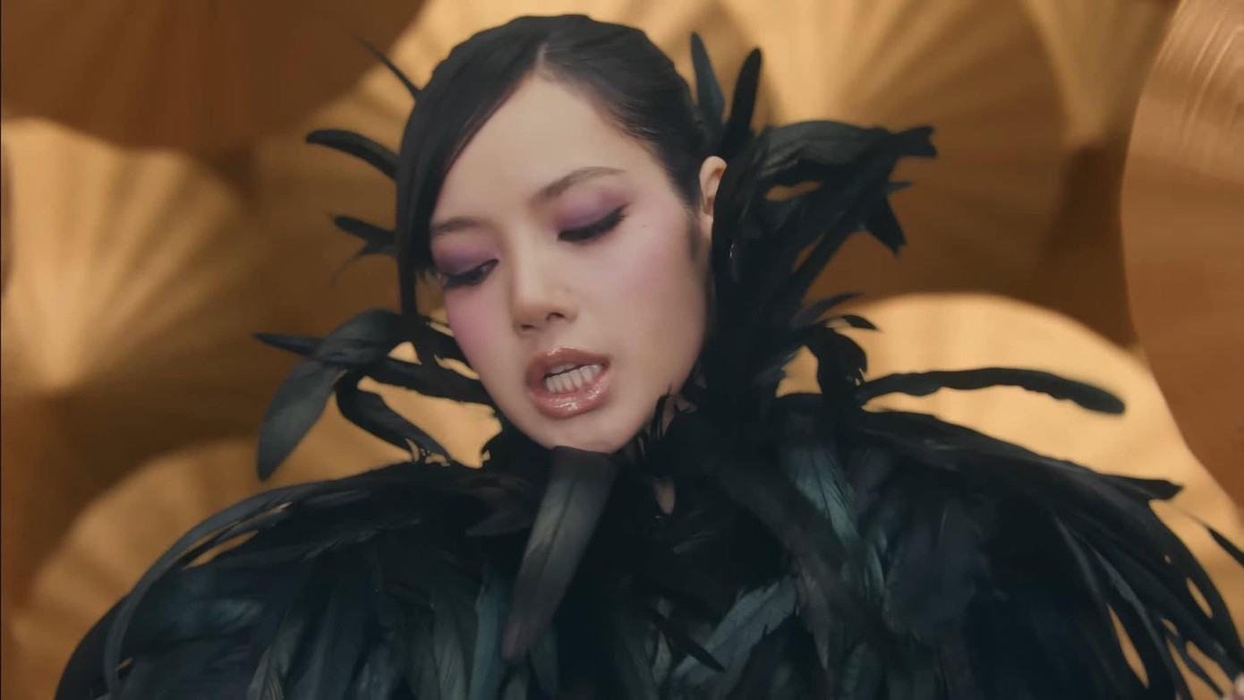 Lisa mặc đồ của thương hiệu Việt là chiếc áo lông cá tính, quyền lực, bí ẩn. Lisa mặc đồ của thương hiệu Việt là chiếc áo lông cá tính, quyền lực, bí ẩn.