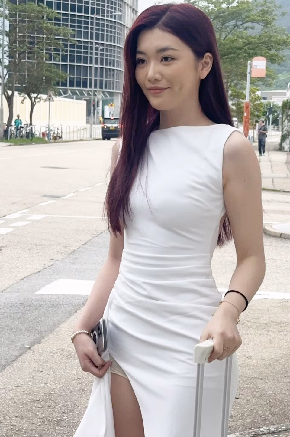 Caroline (trái) 26 tuổi đến từ Hạ Môn, Trung Quốc. Cô cho biết đã sống tại Hong Kong được 7 năm. Cô và Crystal (phải) đều quyết định rút lui sớm dù được đánh giá là ứng viên tiềm năng cho ngôi vị hoa hậu. Caroline (trái) 26 tuổi đến từ Hạ Môn, Trung Quốc. Cô cho biết đã sống tại Hong Kong được 7 năm. Cô và Crystal (phải) đều quyết định rút lui sớm dù được đánh giá là ứng viên tiềm năng cho ngôi vị hoa hậu.