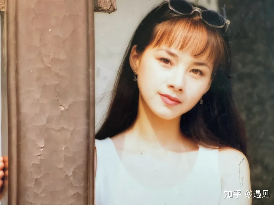 Một trường hợp khác cũng gây tiếc nuối cho khán giả là nữ diễn viên Hà Lâm. Hà Lâm từng là nữ diễn viên nổi tiếng của màn ảnh Hoa ngữ, vẻ đẹp linh động ngọt ngào không thua kém Châu Tấn trong Đại Minh cung từ. Thế nhưng hiện tại, Hà Lâm đã qua thời kỳ xuân sắc, cô lại có lựa chọn là tân trang nhan sắc khiến gương mặt thiếu tự nhiên.