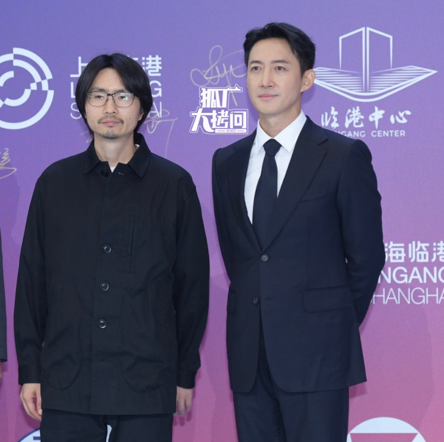 Cạnh tranh với Hồ Ca là nam diễn viên Vương Dương của phim Truy phong giả (Người theo đuổi gió). Vương Dương là cái tên gây chú ý nhất trước khi Lễ trao giải Bạch Ngọc Lan diễn ra. Người hâm mộ của Vương Nhất Bác, nam chính phim Truy phong giả cho rằng thần tượng của mình mới xứng đáng được đề cử, Vương Dương là đã ăn trộm thành tích của Vương Nhất Bác. Thậm chí, họ công kích trang cá nhân và người nhà của Vương Dương thậm tệ. Trước đó, có tin Vương Dương sẽ không tham gia Lễ trao giải để tránh rắc rối, nhưng cuối cùng anh vẫn có mặt.