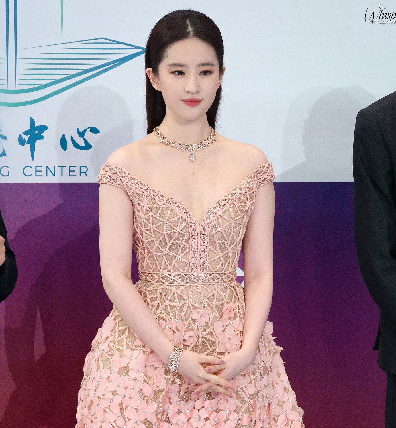 Lưu Diệc Phi vừa có tác phẩm Câu chuyện hoa hồng phát sóng thành công. Bối cảnh của phim cũng phần lớn nằm tại thành phố Thượng Hải. Lưu Diệc Phi gia nhập giới giải trí nhiều năm, tuy nhiên cô chủ yếu hoạt động bên mảng điện ảnh, nên đây là lần đầu thần tiên tỷ tỷ tham gia Lễ trao giải Bạch Ngọc Lan. Lưu Diệc Phi và Trần Hiểu được trao danh hiệu Đại sứ quảng bá chương trình truyền hình Trung Quốc tại nước ngoài của Bạch Ngọc Lan. Cả hai từng hợp tác trong phim cổ trang Mộng hoa lục.