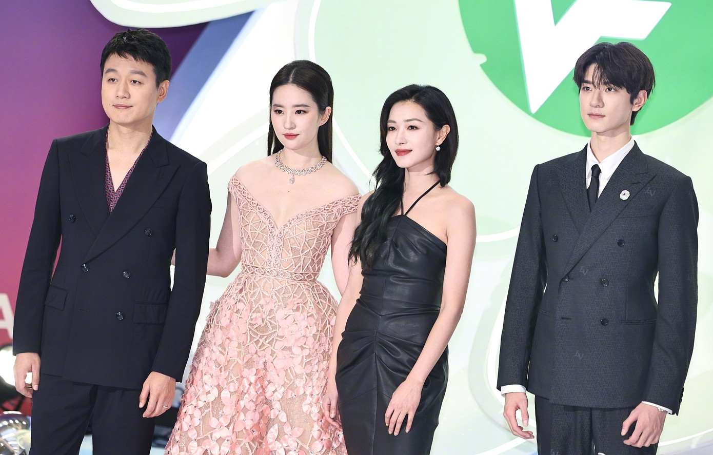 Tối 28/6, Lễ trao giải thưởng truyền hình Bạch Ngọc Lan diễn ra tại Thượng Hải, Trung Quốc quy tụ nhiều ngôi sao hàng đầu của giới giải trí Hoa ngữ. Trong đó có sự góp mặt của đoàn phim Câu chuyện hoa hồng như Lưu Diệc Phi, Đồng Đại Vi, Vạn Thiến, Lâm Nhất. Đoàn phim Phồn hoa, những người đang nhận được đề cử quan trọng gồm Đường Yên, Hồ Ca cũng có mặt.