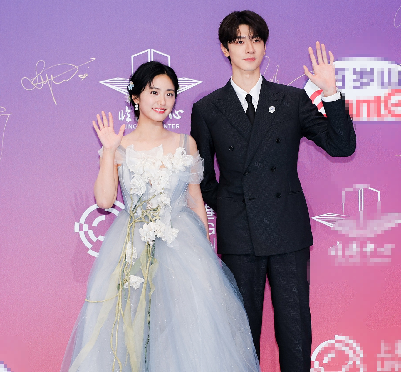 Hai diễn viên trẻ Thẩm Nguyệt và Lâm Nhất vừa hợp tác trong phim truyền hình Thất tiếu, cùng sánh đôi trên thảm đỏ Bạch Ngọc Lan.