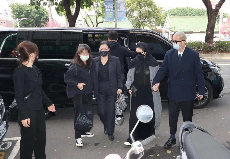 Gia đình Đại S đến viếng cha chồng Từ Hy Đệ. Bộ trang phục của Đại S gây tranh cãi. Gia đình Đại S đến viếng cha chồng Từ Hy Đệ. Bộ trang phục của Đại S gây tranh cãi.