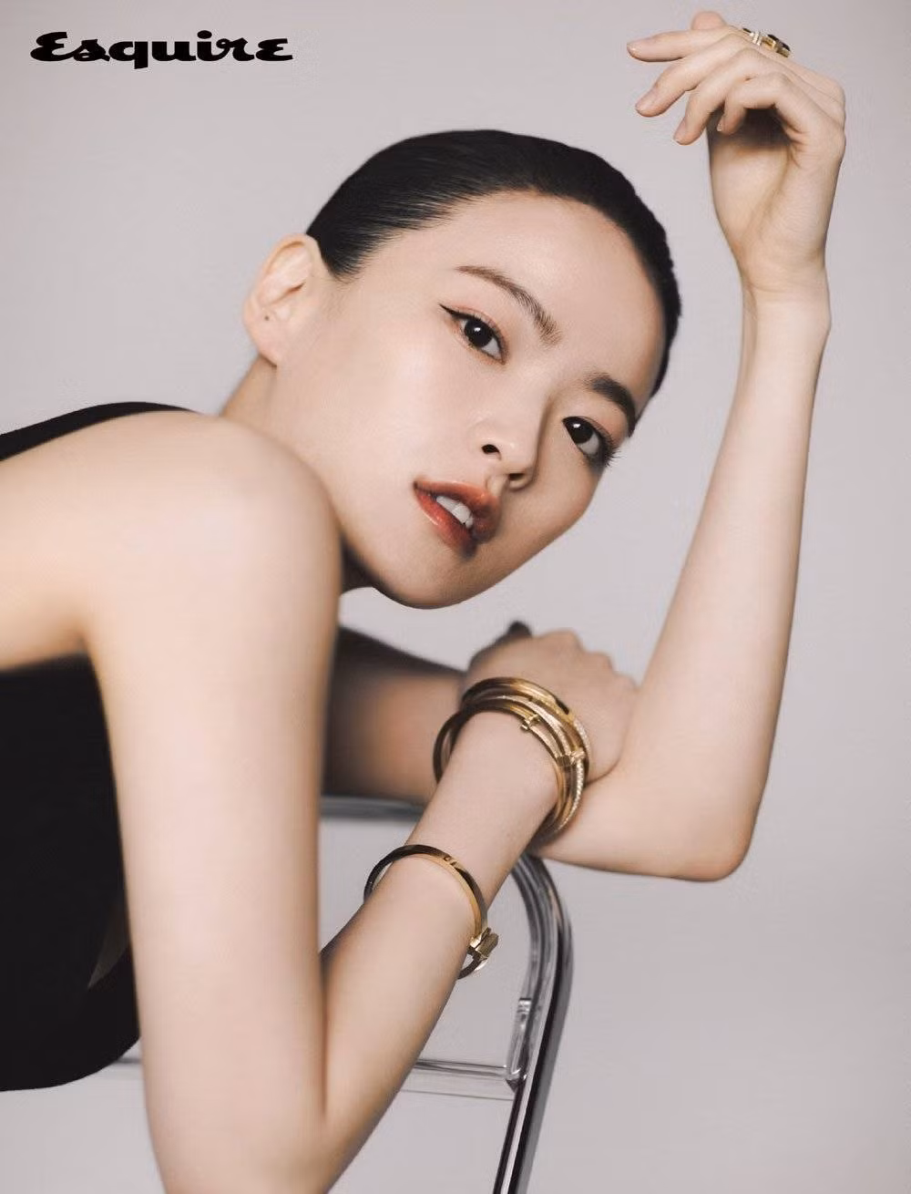 Ngoài ra, nhân vật này còn khiến người xem thích thú với những bộ trang phục lộng lẫy, gợi cảm. Trong khi các nhân vật khác mặc đồng phục giống nhau, Tầng 8 như người mẫu đang trình diễn show thời trang đắt giá. Ngoài ra, nhân vật này còn khiến người xem thích thú với những bộ trang phục lộng lẫy, gợi cảm. Trong khi các nhân vật khác mặc đồng phục giống nhau, Tầng 8 như người mẫu đang trình diễn show thời trang đắt giá.