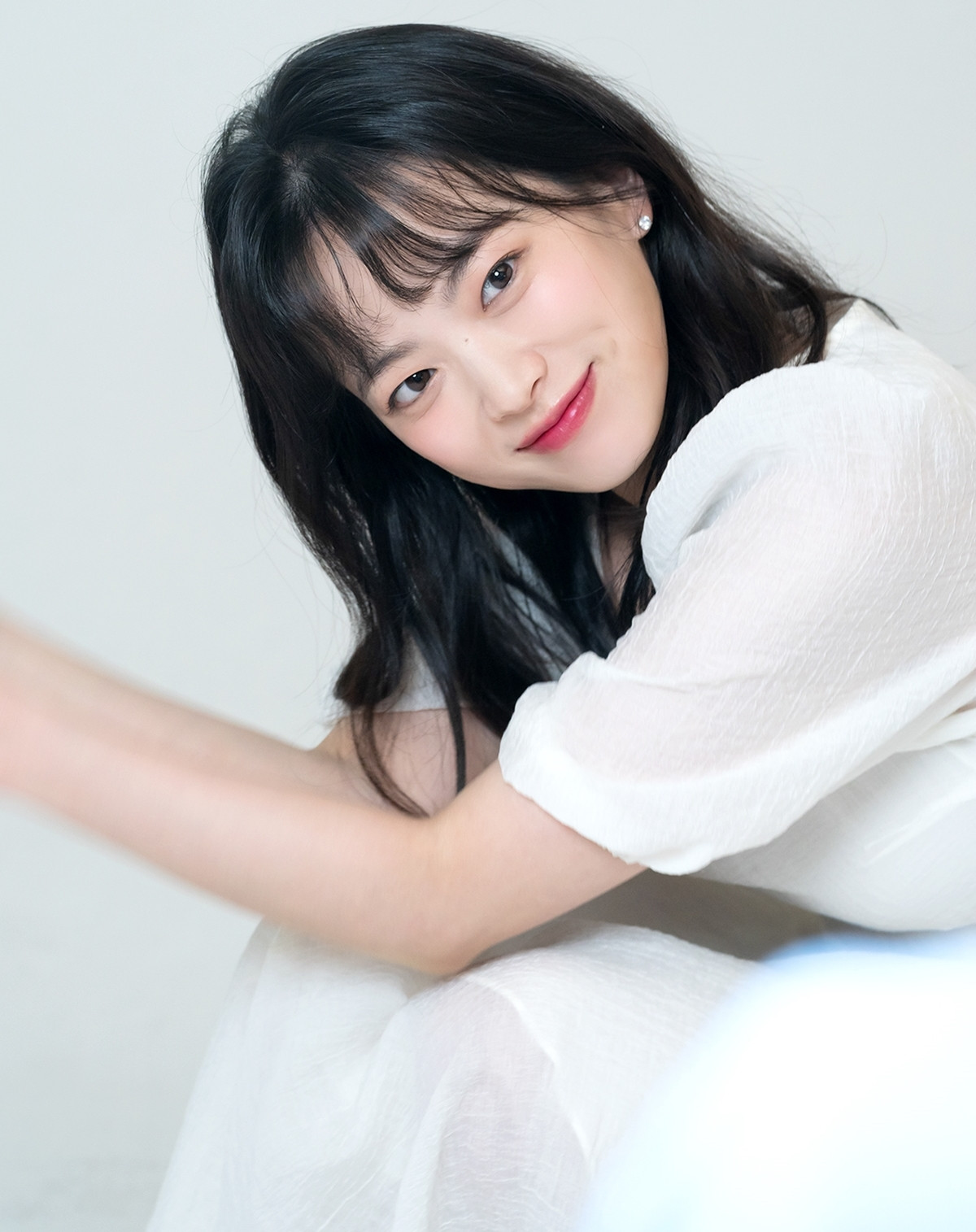 Chun Woo Hee sinh năm 1987, bắt đầu sự nghiệp diễn xuất từ năm 17 tuổi. Tuy nhiên, những năm đầu nghiệp diễn của cô khá chật vật. Chun Woo Hee chỉ được chú ý sau bộ phim điện ảnh Sunny (2011).