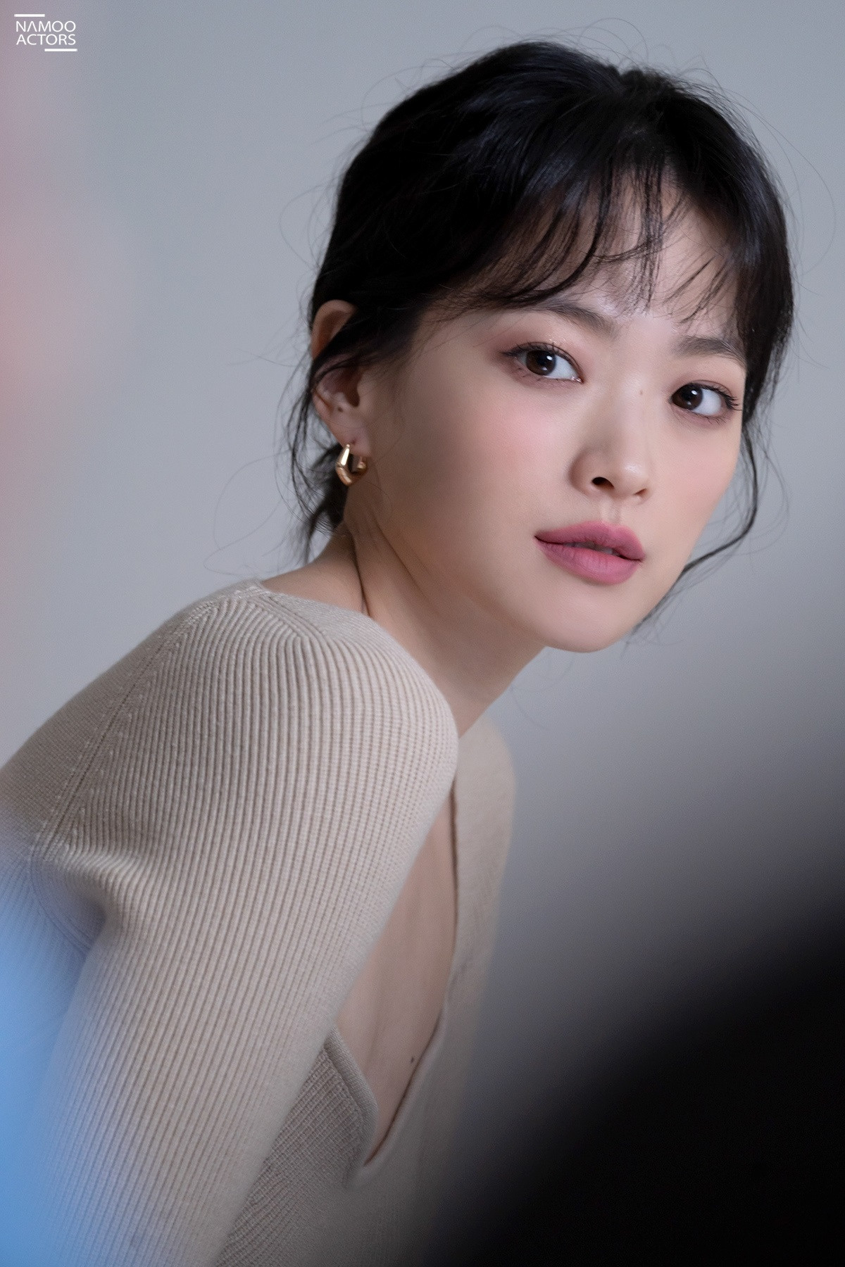 Chun Woo Hee sinh năm 1987, bắt đầu sự nghiệp diễn xuất từ năm 17 tuổi. Tuy nhiên, những năm đầu nghiệp diễn của cô khá chật vật. Chun Woo Hee chỉ được chú ý sau bộ phim điện ảnh Sunny (2011).