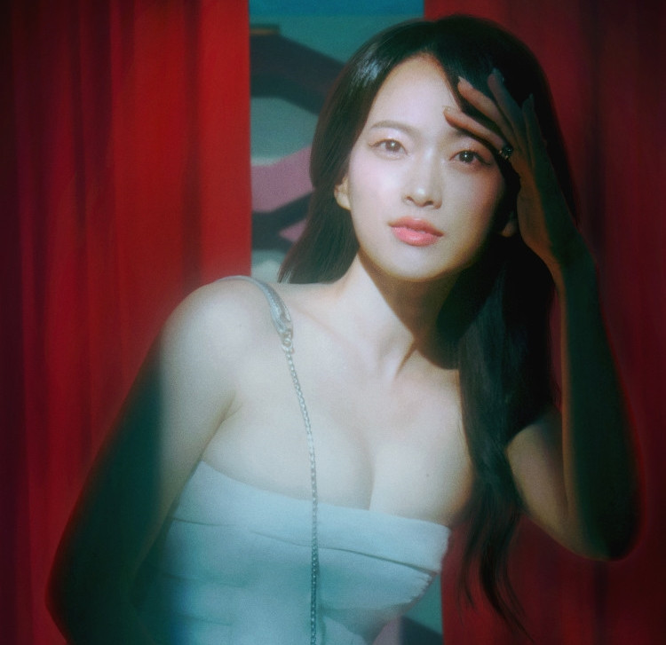 Chun Woo Hee được đánh giá có diễn xuất đa dạng, sức bật lớn, từ vai cô gái ngây thơ đến nhân viên văn phòng, cô đều thể hiện tốt. Chun Woo Hee cũng không ngại thực hiện những cảnh cởi đồ trên màn ảnh để phục vụ diễn xuất. Cô từng tham gia các bộ phim như Người thổi sáo - The Piper (2015), Tiếng than - The wailing (2016), Tình yêu giả dối - Love, Lies (2016), Chóng mặt - Vertigo (2019), Bản tin chết - The Anchor (2022), Mở khóa - Unlocked (2023). Hiện, Chun Woo Hee còn góp mặt trong phim Dù Tôi không phải người hùng (The Atypical Family) đóng cặp cùng Jang Ki Young.