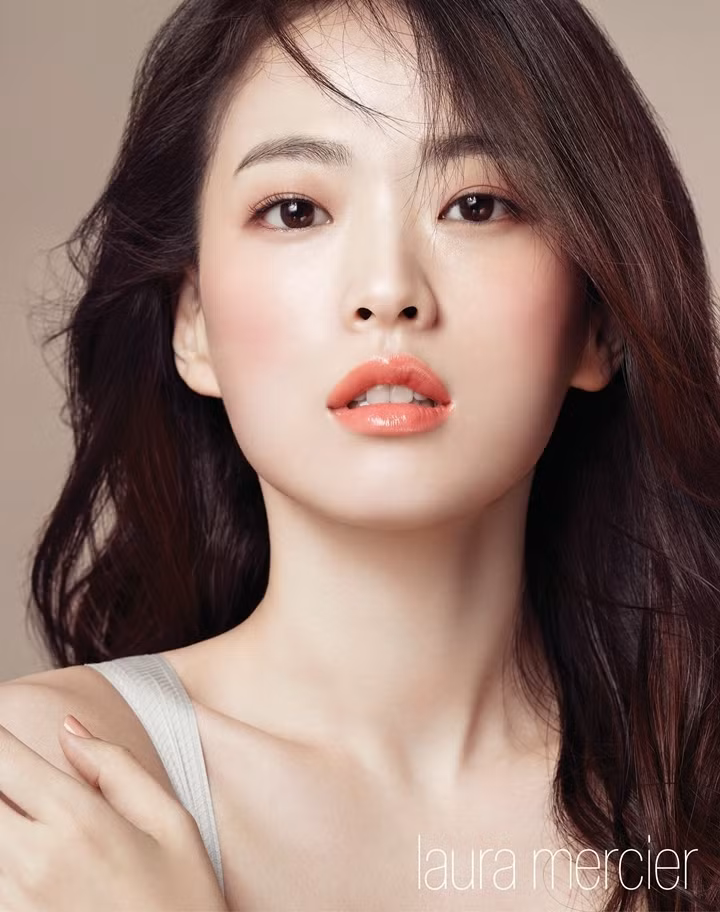 Nữ diễn viên Chun Woo Hee đã thể hiện rất thành công nhân vật Tầng 8, một người luôn cười ngạo nghễ, hành động vô tình. Diễn xuất xuất sắc của Ảnh hậu Rồng Xanh khiến người xem cảm thấy cuốn hút theo từng lời thoại, hành động của nhân vật. Tầng 8 của Chun Woo Hee không chỉ biết tiêu xài vô độ, nhân vật còn có chiều sâu khi mang trong mình sự bức bối với hiện thực, khát khao được thể hiện bản thân. Nữ diễn viên Chun Woo Hee đã thể hiện rất thành công nhân vật Tầng 8, một người luôn cười ngạo nghễ, hành động vô tình. Diễn xuất xuất sắc của Ảnh hậu Rồng Xanh khiến người xem cảm thấy cuốn hút theo từng lời thoại, hành động của nhân vật. Tầng 8 của Chun Woo Hee không chỉ biết tiêu xài vô độ, nhân vật còn có chiều sâu khi mang trong mình sự bức bối với hiện thực, khát khao được thể hiện bản thân.