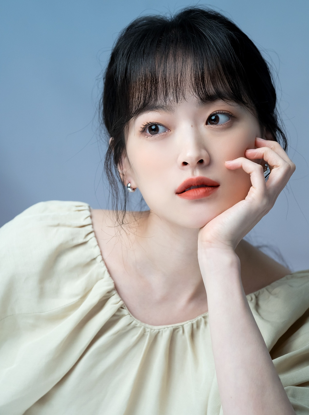 Chun Woo Hee được đánh giá có diễn xuất đa dạng, sức bật lớn, từ vai cô gái ngây thơ đến nhân viên văn phòng, cô đều thể hiện tốt. Chun Woo Hee cũng không ngại thực hiện những cảnh cởi đồ trên màn ảnh để phục vụ diễn xuất. Cô từng tham gia các bộ phim như Người thổi sáo - The Piper (2015), Tiếng than - The wailing (2016), Tình yêu giả dối - Love, Lies (2016), Chóng mặt - Vertigo (2019), Bản tin chết - The Anchor (2022), Mở khóa - Unlocked (2023). Hiện, Chun Woo Hee còn góp mặt trong phim Dù Tôi không phải người hùng (The Atypical Family) đóng cặp cùng Jang Ki Young.