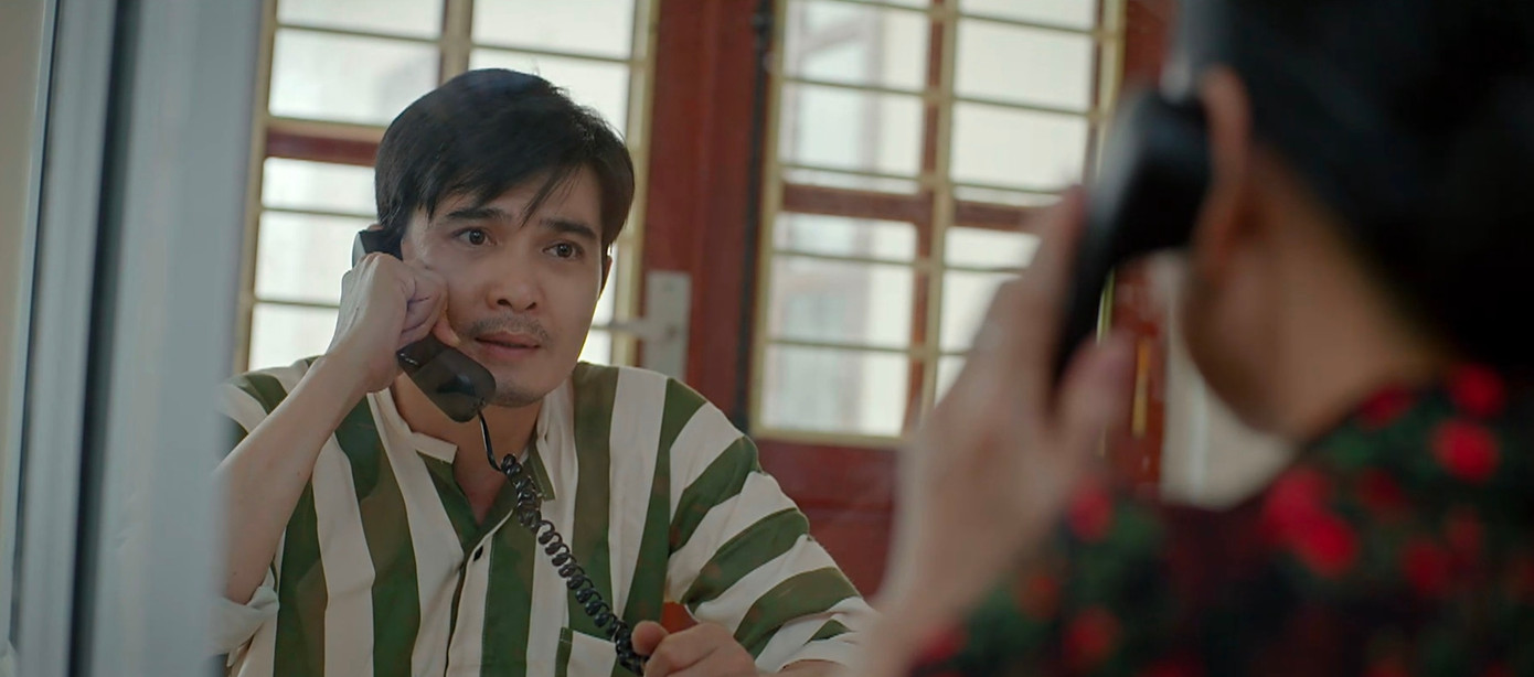 Nghĩa nhờ mẹ lấy mẫu tóc của bé Gôn để đi xét nghiệm ADN. Nghĩa nhờ mẹ lấy mẫu tóc của bé Gôn để đi xét nghiệm ADN.