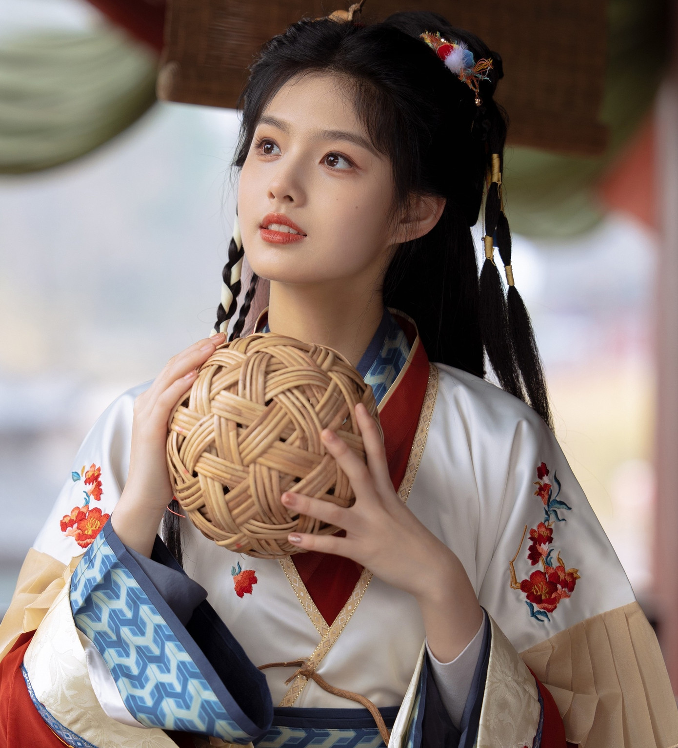 Theo Sohu, việc tham gia phim điện ảnh của Châu Tinh Trì là cơ hội lớn đối với bất kỳ diễn viên nào. Vua hài Hong Kong rất giỏi trong việc tìm được điểm mới mẻ trong hình tượng của diễn viên, khai thác diễn xuất của họ ở tầm cao mới. Phim của Châu Tinh Trì cũng thu hút sự chú ý của công chúng ngay từ khi bấm máy, do đó, giúp ích nhiều cho việc gia tăng danh tiếng với các diễn viên.