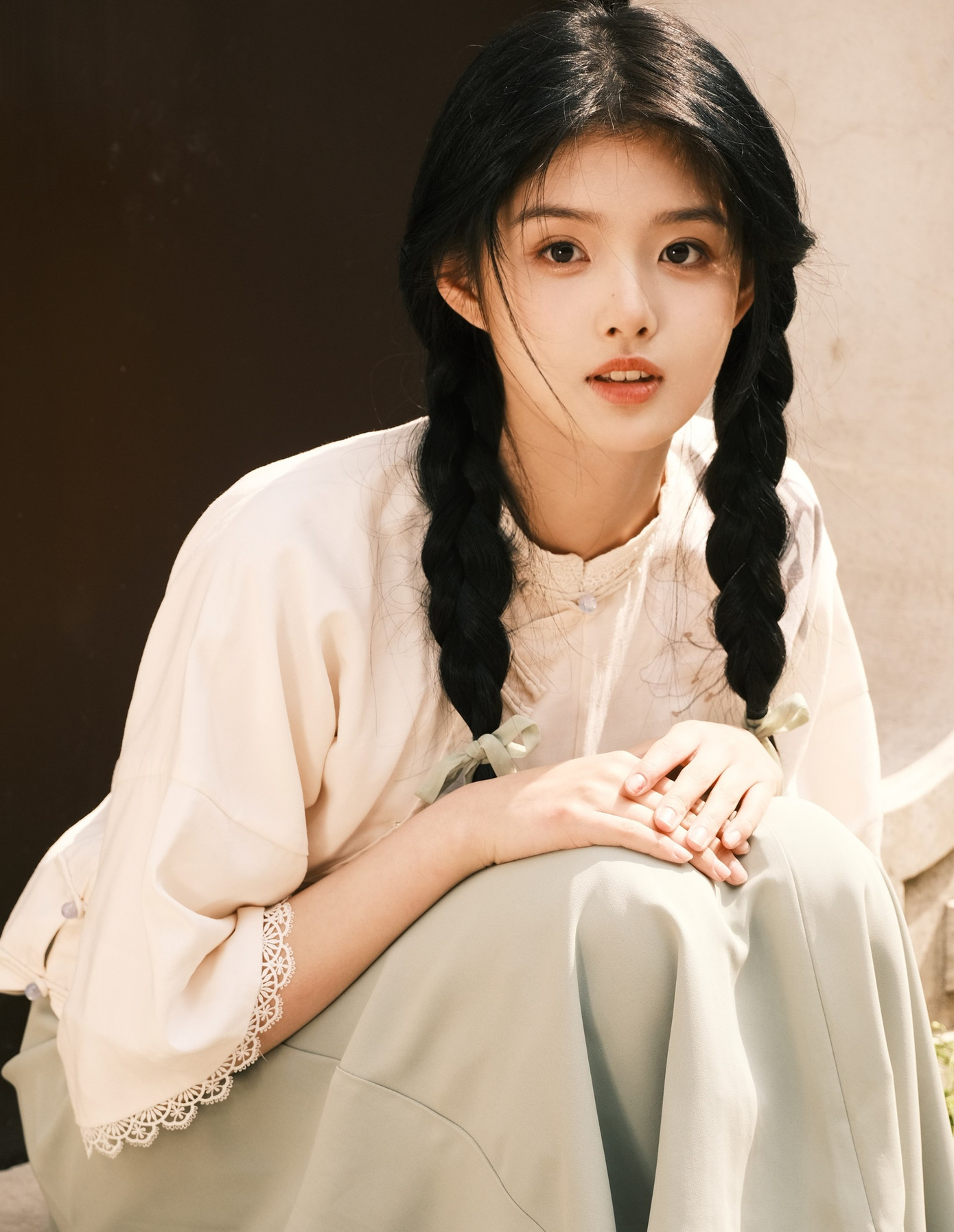 Ngoài trừ hai cái tên quen thuộc, vốn là &quot;gà cưng&quot; của Châu Tinh Trì, nữ diễn viên trẻ sinh năm 2008 Ngải Mễ cũng được cho là sẽ trở thành mỹ nhân mới tham gia Đội bóng nữ Thiếu Lâm. Ngải Mễ có vẻ ngoài thanh thuần, đôi mắt to tròn tràn đầy linh khí, nụ cười ngọt ngào, diễn xuất tự nhiên.