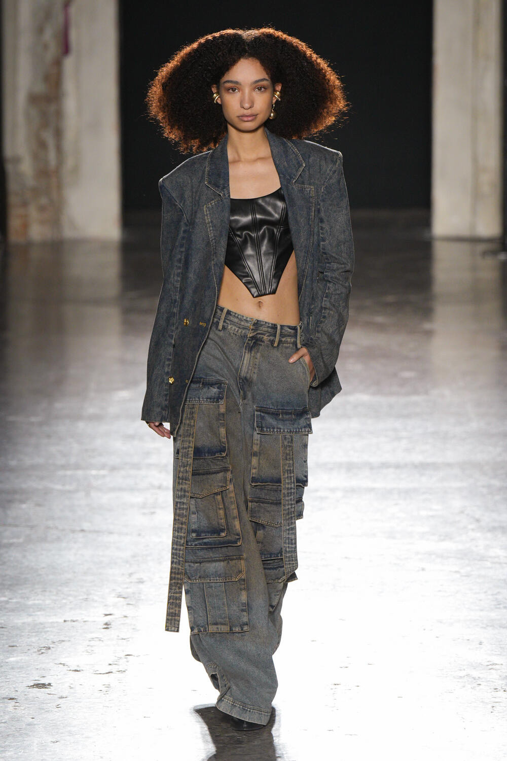 Thông điệp mà thương hiệu Phan Dang Hoang muốn truyền tải qua bộ sưu tập CERAMICS chính là hình ảnh người phụ nữ mạnh mẽ, tự do và sáng tạo, luôn biết cách hòa quyện vẻ đẹp và những đức tính của phụ nữ xưa cùng tinh thần khát khao vươn lên mạnh mẽ của những phụ nữ thời kỳ hiện đại.