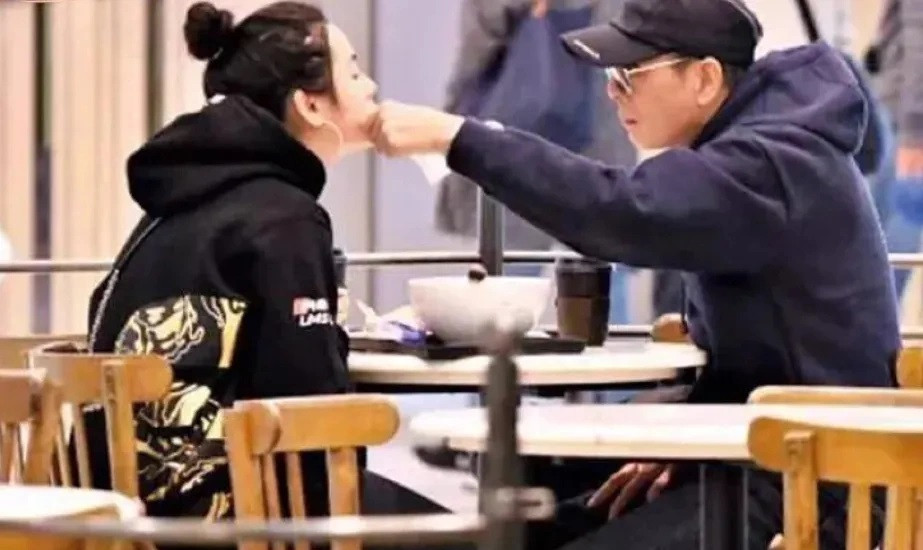 Trước đó, Lý Quốc Lân cùng con gái cũng bị bắt gặp đi ăn cùng nhau. Họ có nhiều cử chỉ thân mật như đút thức ăn và lau miệng cho đối phương. Tuy nhiên, vì con gái Lý Quốc Lân đã trưởng thành nên hành động này cũng gây nên tranh cãi. Tại Trung Quốc có quan niệm "con gái là người tình kiếp trước của cha", nên kiếp này tới để được cha chiều chuộng. Nhưng ngày nay, suy nghĩ này không được ủng hộ.