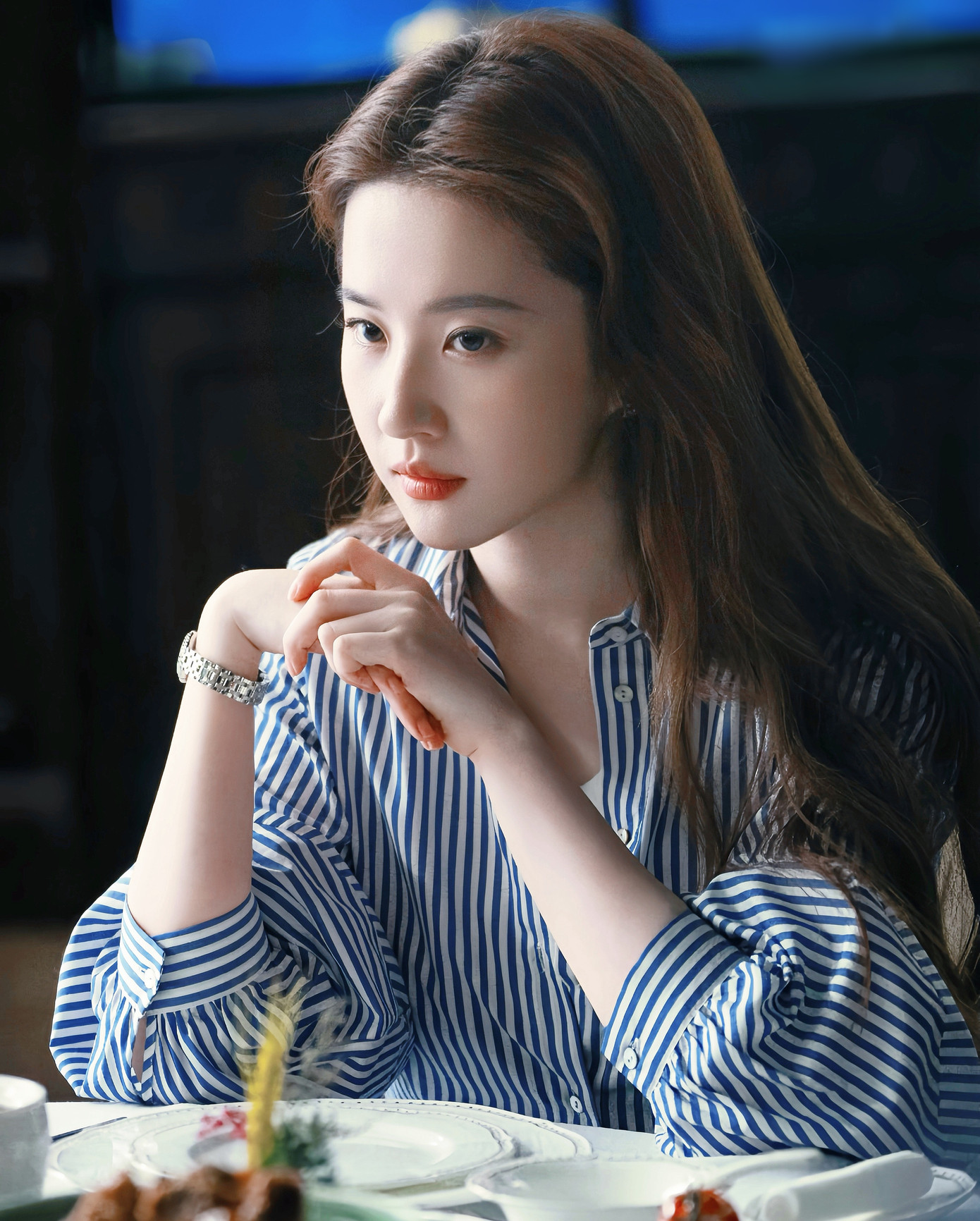 Theo 163, một bộ phim quay ở thời kỳ cũ ăn điểm ở những chi tiết nhỏ, khiến khán giả như sống đúng với thời đại đó. Trong các phim cổ trang cũng nghiêm ngặt việc có đồ vật hiện đại lọt vào ống kính. Câu chuyện hoa hồng lấy bối cảnh những năm 2000 nhưng chưa làm tốt điều này. Tuy nhiên, phim vẫn gây ấn tượng nhờ thành tích tốt, nội dung nhiều ý nghĩa đem lại những bài học quý giá về cuộc sống, tình yêu, hôn nhân. Theo 163, một bộ phim quay ở thời kỳ cũ ăn điểm ở những chi tiết nhỏ, khiến khán giả như sống đúng với thời đại đó. Trong các phim cổ trang cũng nghiêm ngặt việc có đồ vật hiện đại lọt vào ống kính. Câu chuyện hoa hồng lấy bối cảnh những năm 2000 nhưng chưa làm tốt điều này. Tuy nhiên, phim vẫn gây ấn tượng nhờ thành tích tốt, nội dung nhiều ý nghĩa đem lại những bài học quý giá về cuộc sống, tình yêu, hôn nhân.