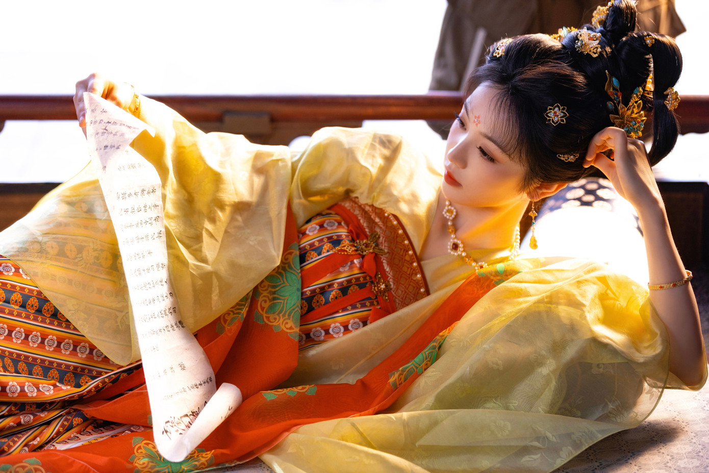 QQ đưa tin mới đây đoàn phim Tử dạ quy đã tung video mừng dự án đóng máy thuận lợi. Trong đó, tạo hình yêu miêu và quận chúa của Điền Hi Vi nhận được nhiều lời khen ngợi của khán giả. QQ đưa tin mới đây đoàn phim Tử dạ quy đã tung video mừng dự án đóng máy thuận lợi. Trong đó, tạo hình yêu miêu và quận chúa của Điền Hi Vi nhận được nhiều lời khen ngợi của khán giả.