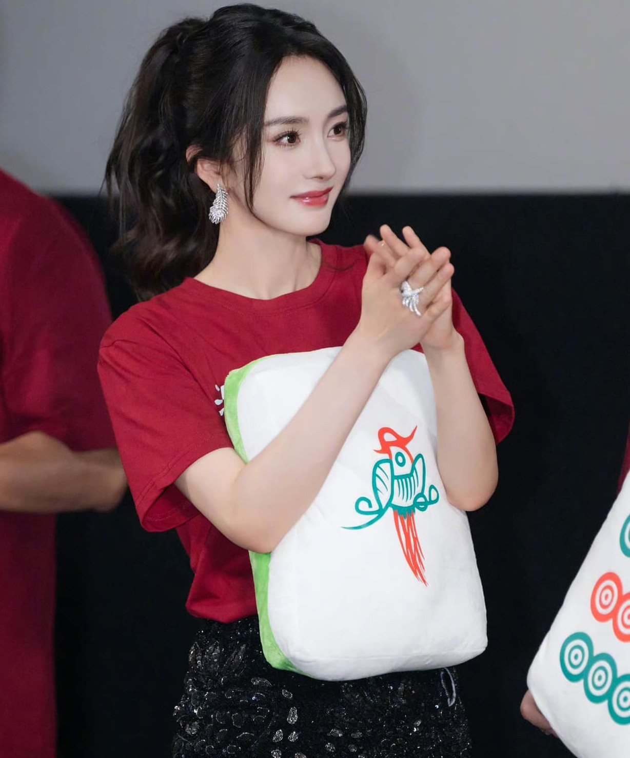 Không chỉ có Trần Kiều Ân gây thất vọng, Dương Mịch cũng là ngôi sao thường xuyên tạo ra tranh cãi giữa dung mạo thật và ảnh đã qua chỉnh sửa. Dương Mịch có biệt danh &quot;người mẹ thiếu nữ&quot; vì cô theo đuổi hình ảnh trẻ trung, thời thượng. Tuy nhiên, trong phim Cáp Nhĩ Tân 1944, Dương Mịch lộ thần sắc mệt mỏi, đôi mắt trũng sâu, má hóp không còn nét thanh xuân gợi cảm như trong loạt hình ảnh quảng bá. Trong buổi quảng bá bộ phim điện ảnh Không có gì mà một nồi lẩu không thể giải quyết, Dương Mịch cũng lộ làn da kém săn chắc.