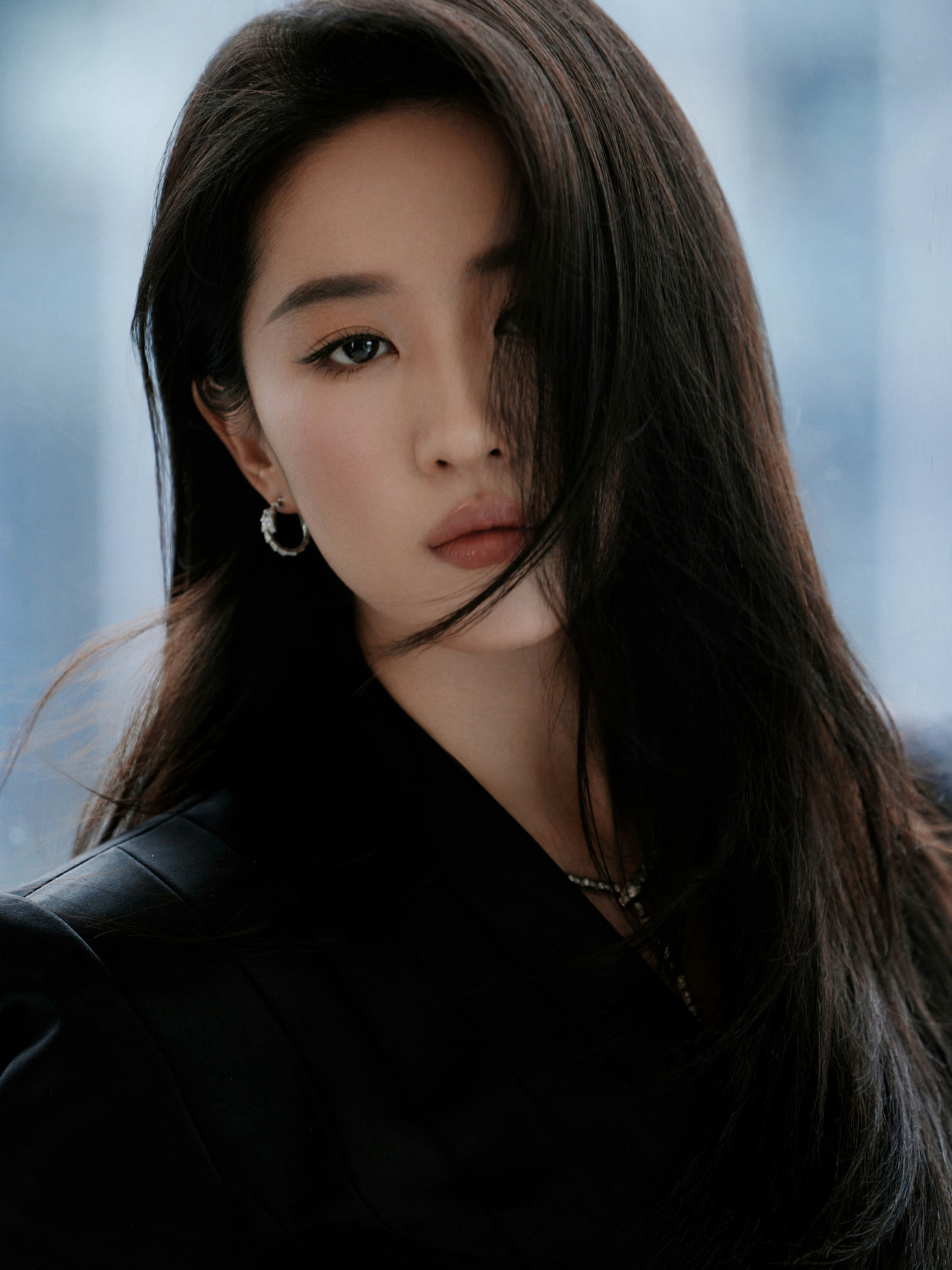 Lưu Diệc Phi là ngôi sao chịu khó PR nhan sắc. Tuy nhiên, khi cô càng có tuổi, hình ảnh thực của cô càng có nhiều khác biệt với ảnh đã photoshop, vì vậy không ít lần nữ diễn viên bị chê cười vì sống ảo.